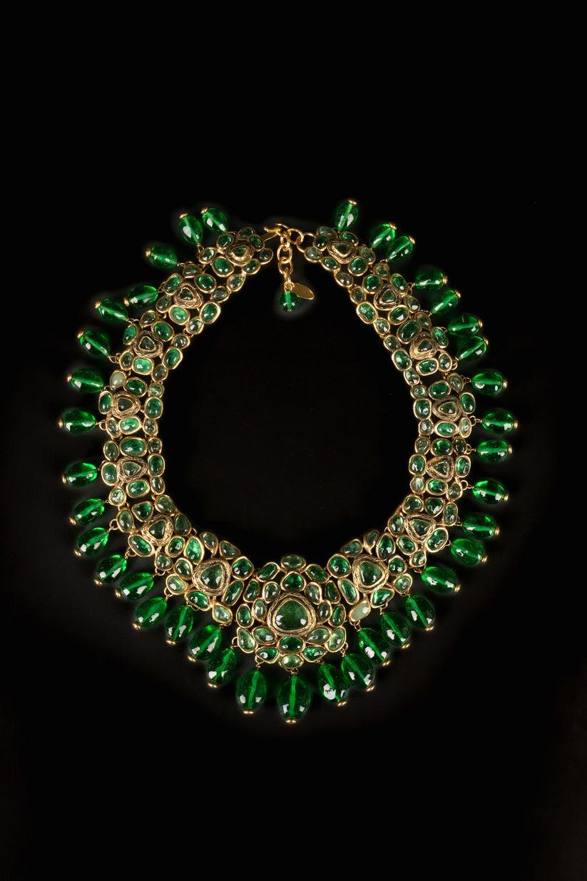 Chanel - (Made in France) Impressive golden metal dickey necklace with green glass paste. Jewelry from the 1980s.

Additional information:
Condition: Very good condition
Dimensions: Length: from 43 cm to 46 cm
Period: 20th Century

Seller Reference: