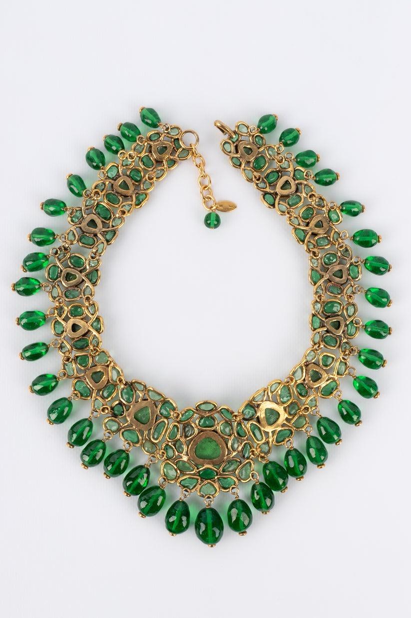 Chanel Golden Metal Dickey Necklace with Green Glass Paste, 1980s In Excellent Condition For Sale In SAINT-OUEN-SUR-SEINE, FR