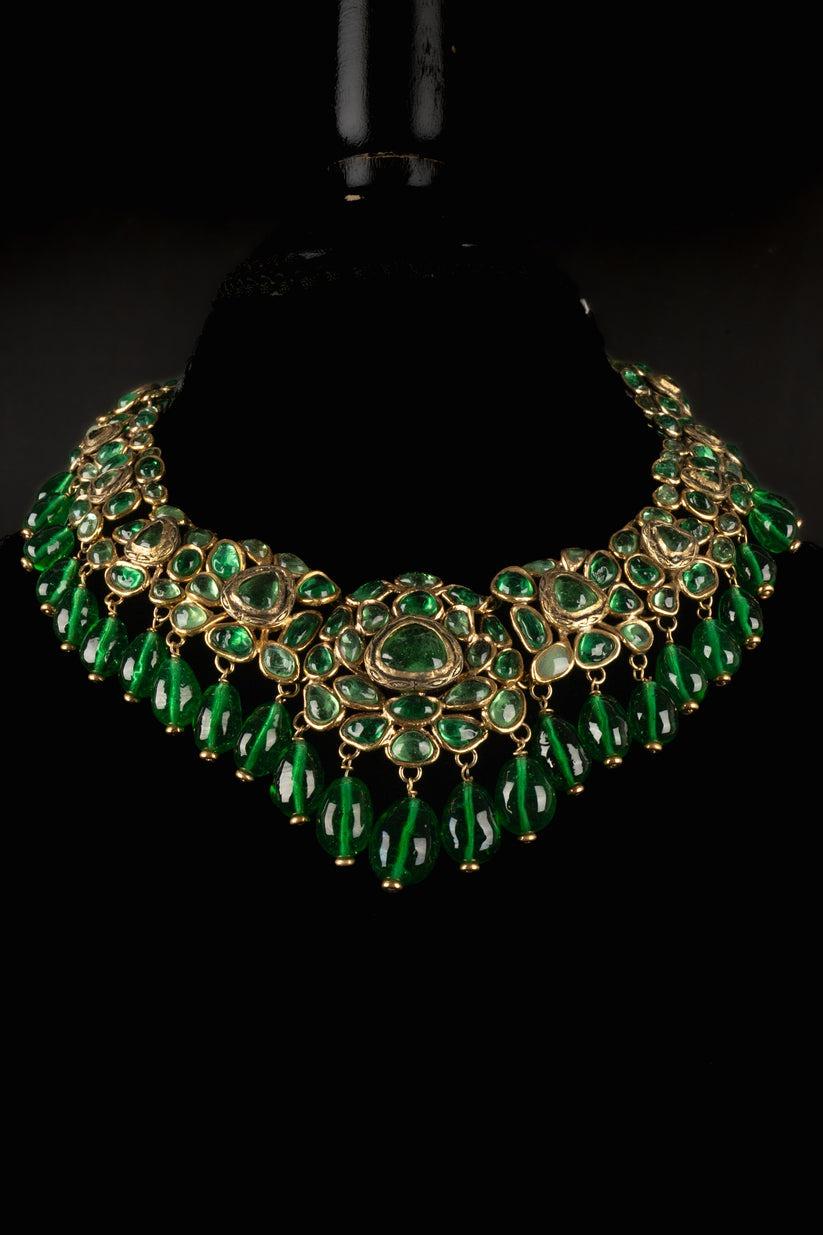 Chanel Golden Metal Dickey Necklace with Green Glass Paste, 1980s For Sale 1