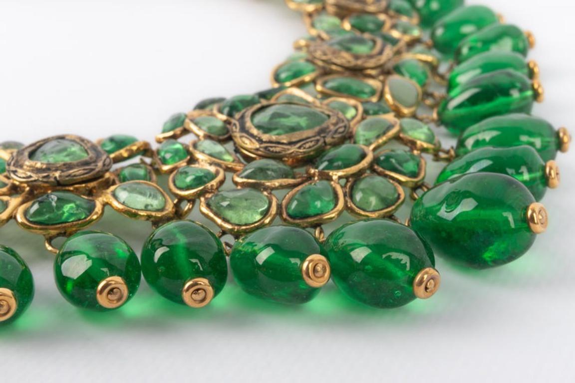 Chanel Golden Metal Dickey Necklace with Green Glass Paste, 1980s For Sale 2