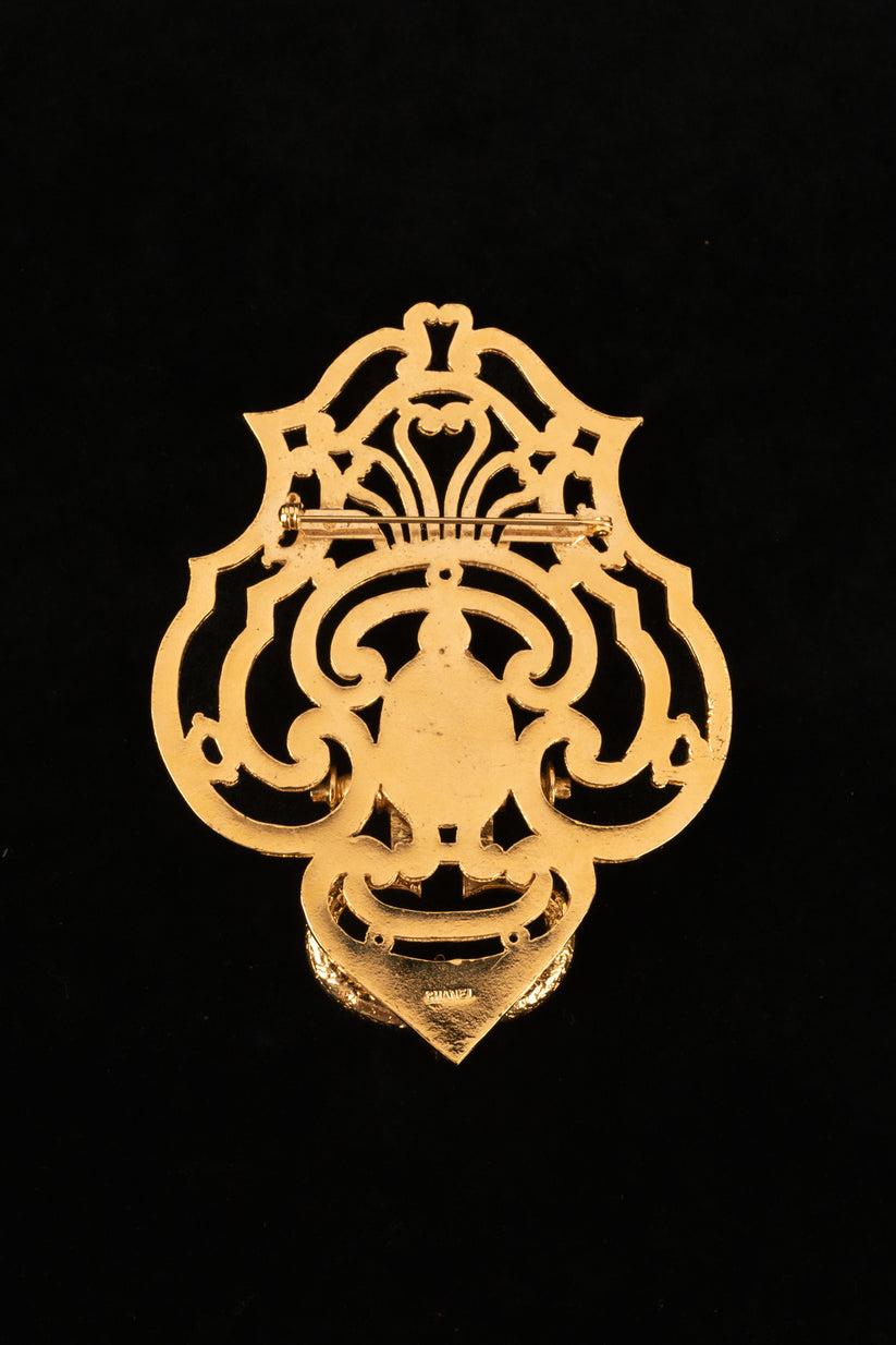 Chanel - Broche heurtoir en métal doré ajouré. Collection Haute Couture automne-hiver 1989-1990.

Informations complémentaires :
Condit : Très bon état.
Dimensions : Hauteur : 10 cm

Référence du vendeur : BRB12