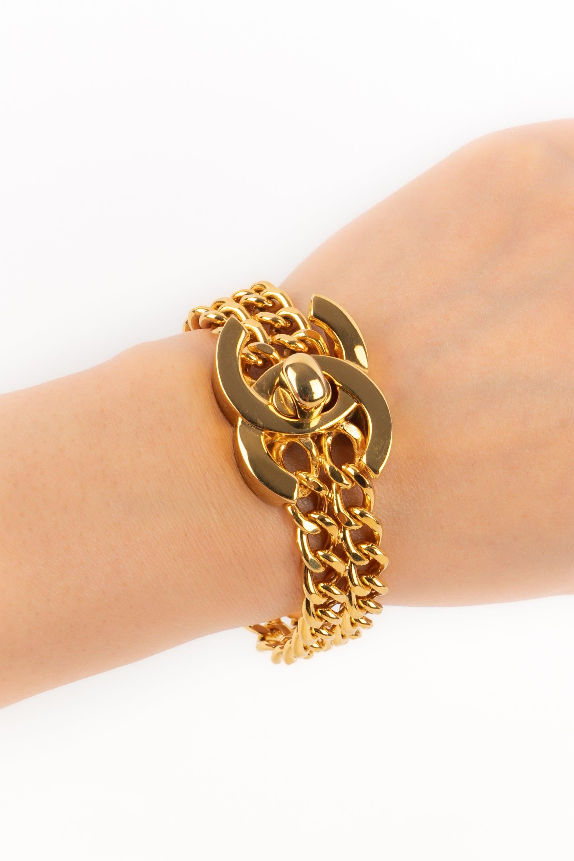 Chanel - (Made in France) Golden metal double chain turnlock bracelet. 1997 Spring-Summer Collection.

Additional information:
Condition: Very good condition
Dimensions: Length: 18 cm
Period: 20th Century

Seller Reference: BRAB69