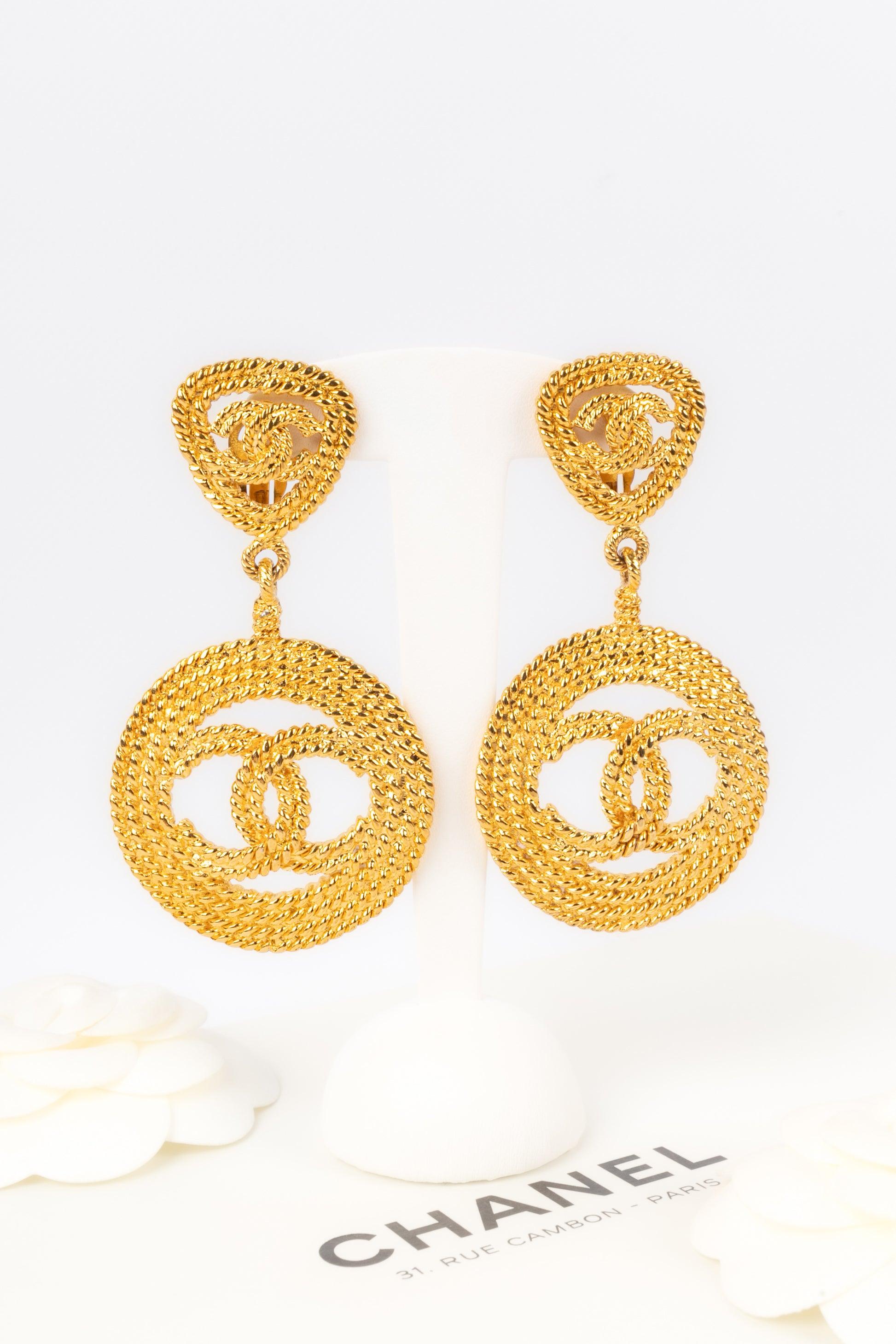 Chanel Golden Metal Earrings, 1990s In Excellent Condition For Sale In SAINT-OUEN-SUR-SEINE, FR