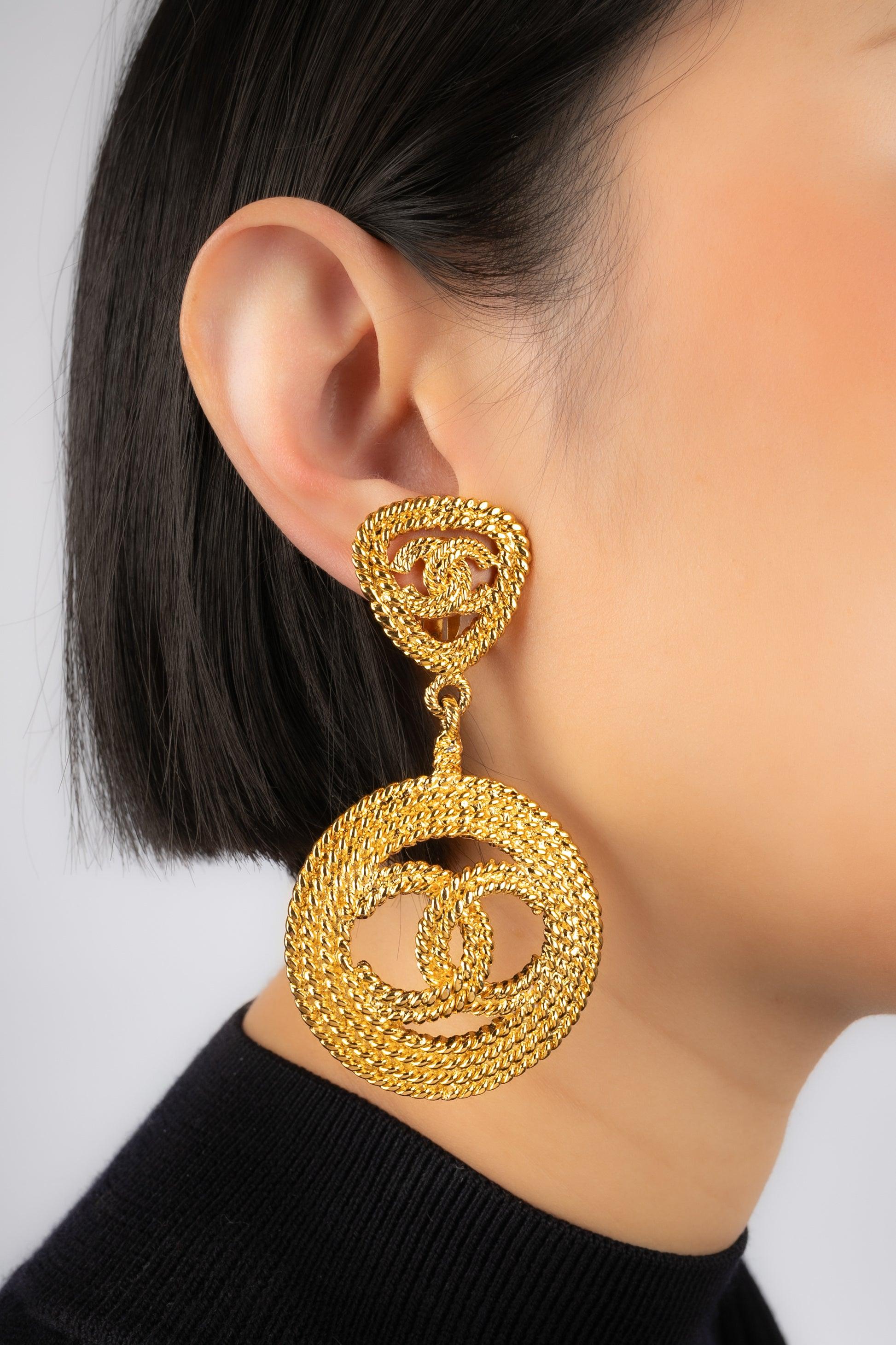 Chanel - (Made in France) Goldene Metall-Ohrringe. 2cc8 Collection'S - aus den 1990er Jahren.

Zusätzliche Informationen:
Zustand: Sehr guter Zustand
Abmessungen: Länge: 8.5 cm
Zeitraum: 20. Jahrhundert

Sellers Referenz: BOB168