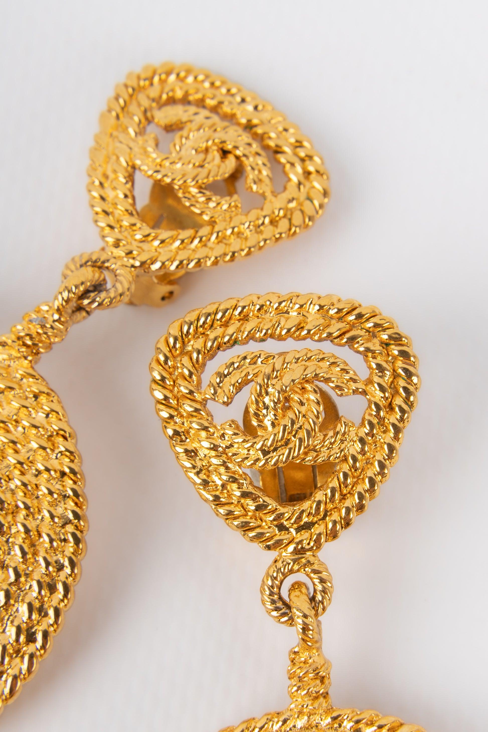 Chanel Goldene Metallohrringe, 1990er-Jahre Damen im Angebot