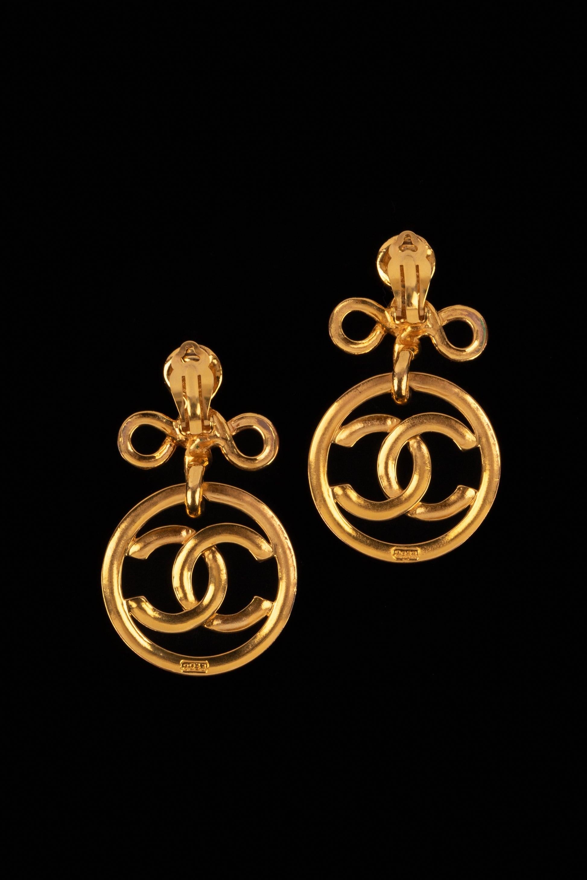 Boucles d'oreilles en métal doré de Chanel, 1993 Excellent état - En vente à SAINT-OUEN-SUR-SEINE, FR