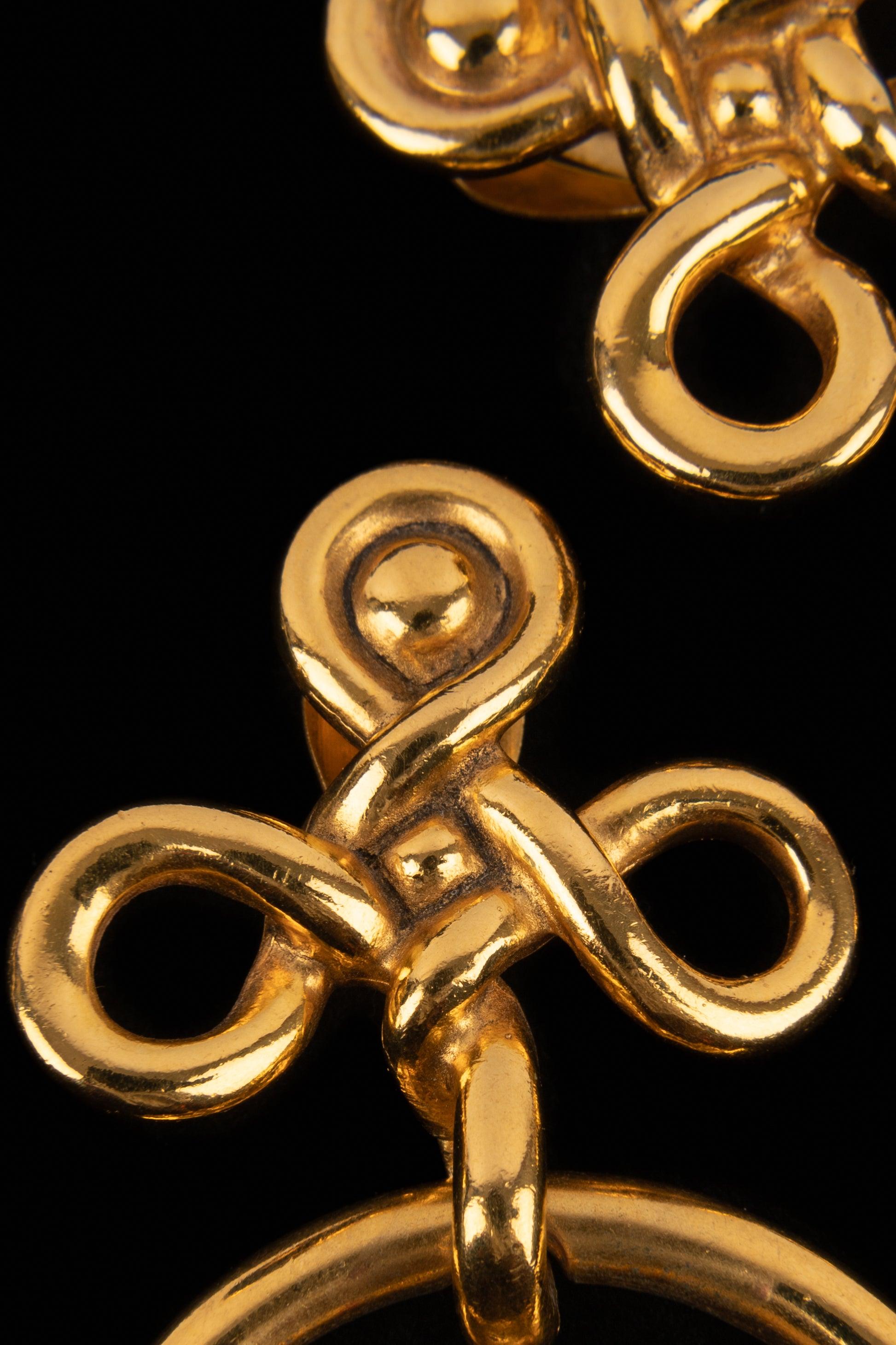 Boucles d'oreilles en métal doré de Chanel, 1993 en vente 1