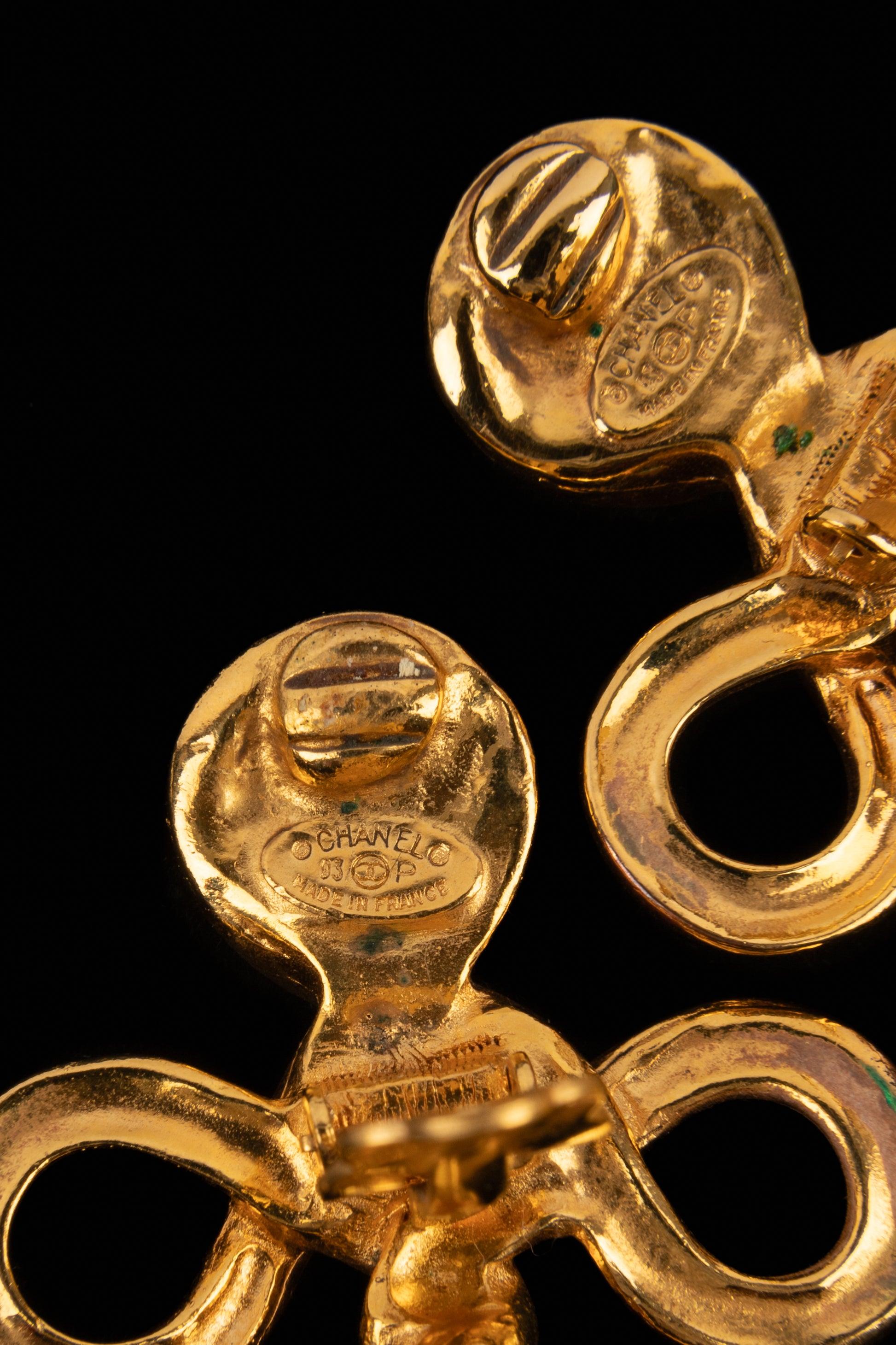 Boucles d'oreilles en métal doré de Chanel, 1993 en vente 2