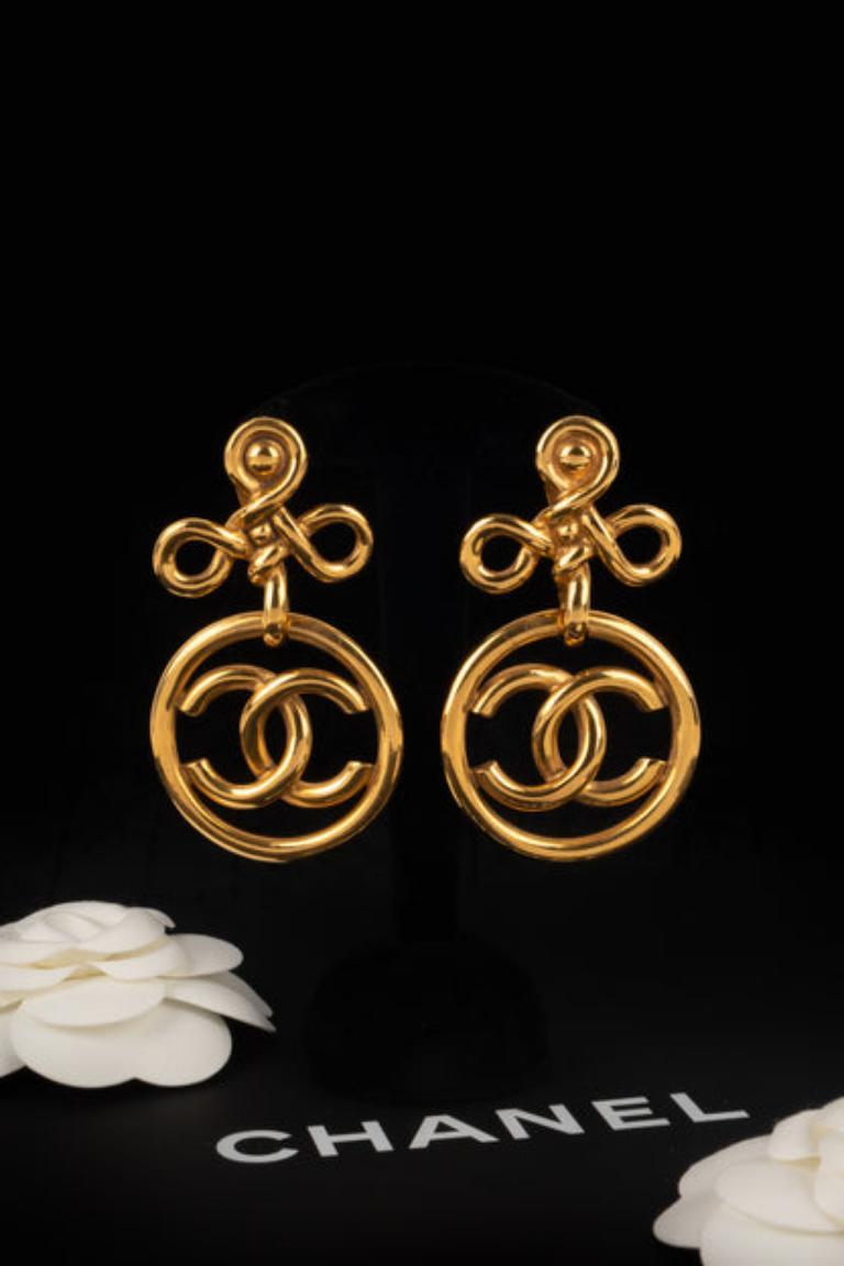 Boucles d'oreilles en métal doré de Chanel, 1993 en vente 3
