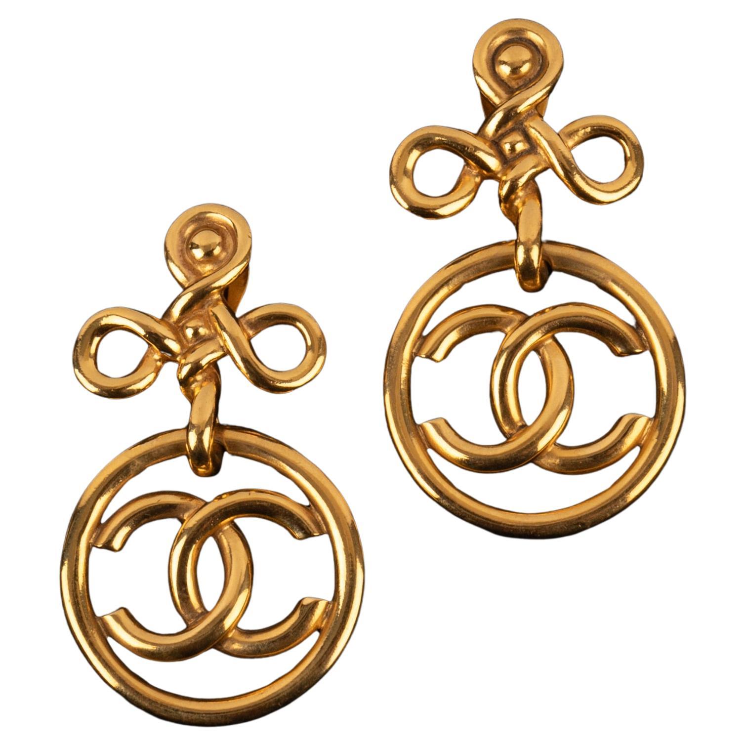 Boucles d'oreilles en métal doré de Chanel, 1993 en vente
