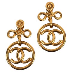 Boucles d'oreilles en métal doré de Chanel, 1993
