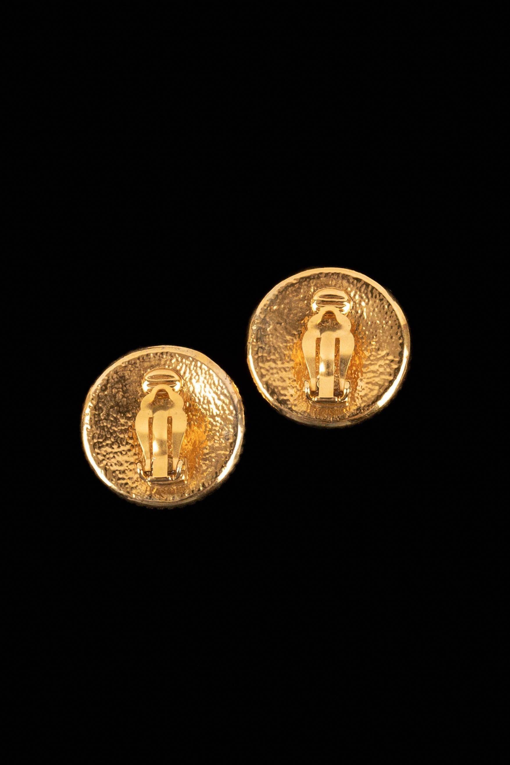 Chanel Golden Metal Earrings, 1996 In Excellent Condition In SAINT-OUEN-SUR-SEINE, FR