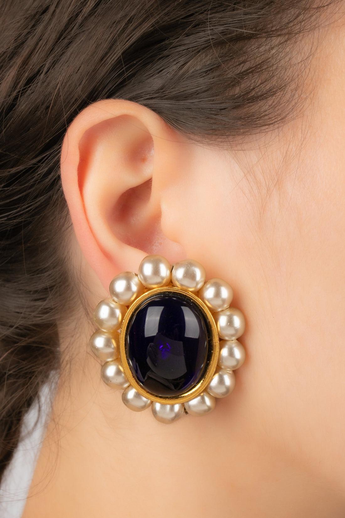 Chanel - (Made in France) Golden metal earrings with costume pearls and impressive blue glass paste cabochons. 2cc5 Collection.

Additional information:
Condition: Very good condition
Dimensions: Height: 4.3 cm

Seller Reference: BOB162