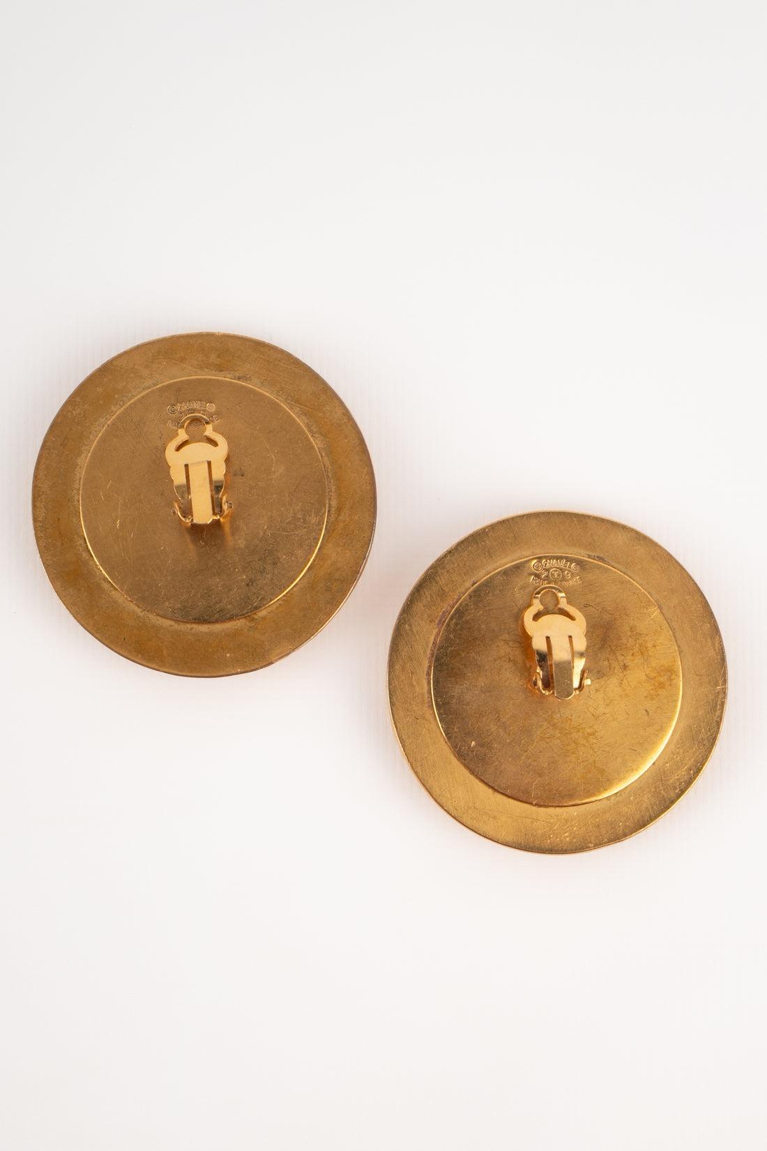 Chanel - (Made in France) Impressive golden metal earrings with black resin cc logos. 2009 Collection.

Additional information:
Condition: Good condition
Dimensions: Diameter: 5.5 cm

Seller Reference: BOB68