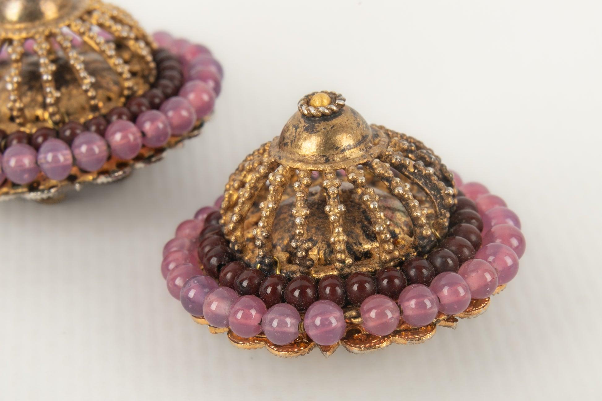 Chanel - Golden metal earrings with two pink and plum glass pearl rows. Haute Couture jewelry from the Coco era and designed by the Rousselet atelier.

Additional information:
Condition: Very good condition
Dimensions: Diameter: 3 cm

Seller