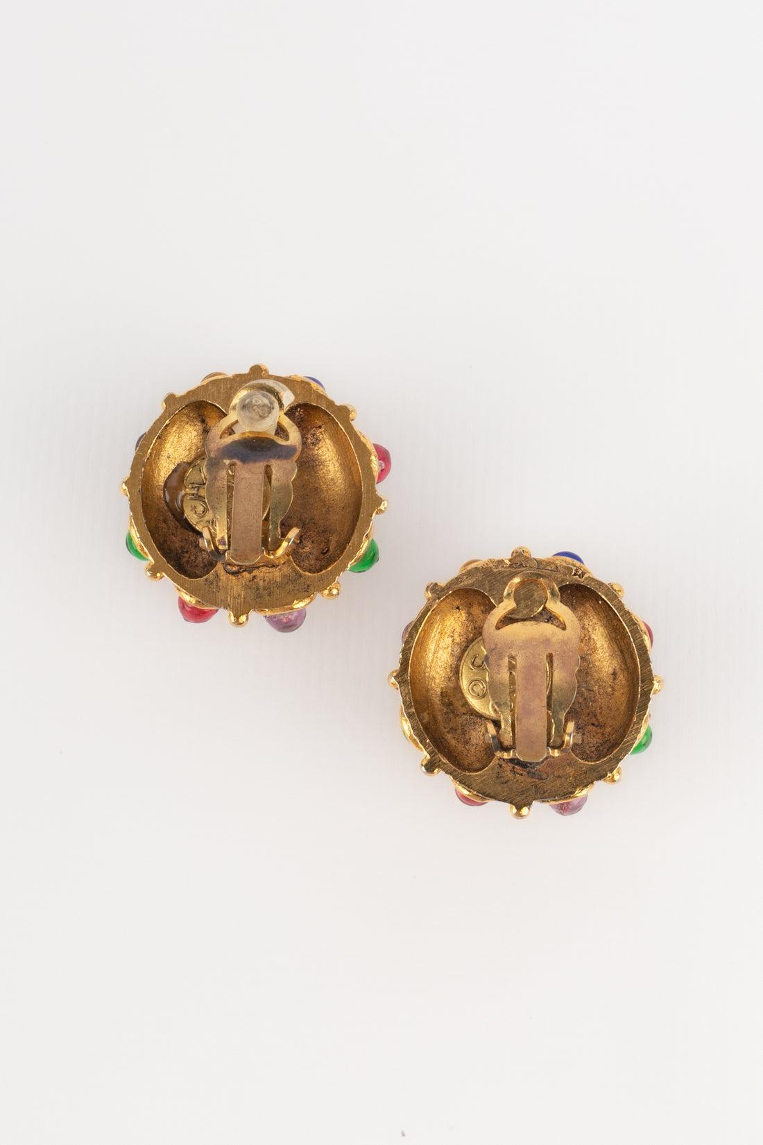 Chanel - (Made in France) Orecchini in metallo dorato con pasta di vetro. Gioielli degli anni '80.

Informazioni aggiuntive:
Condizioni: Ottime condizioni
Dimensioni: Lunghezza: 2,5 cm
Periodo: 20° secolo
 
Riferimento del venditore: BOB255