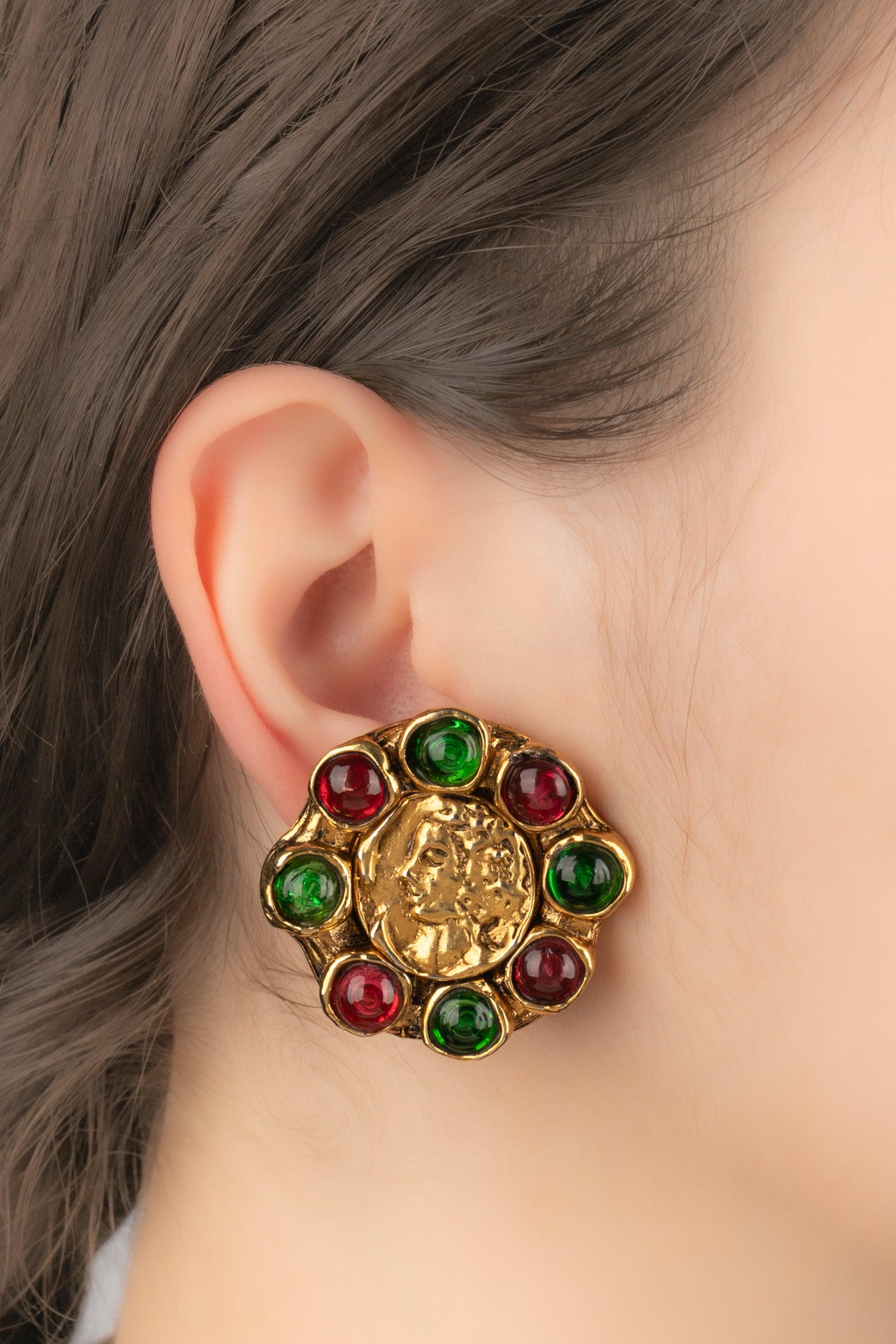 CHANEL - (Made in France) Orecchini circolari in metallo dorato con pasta di vetro rosa e verde.

Informazioni aggiuntive:
Condizioni: Ottime condizioni
Dimensioni: Diametro: 3,5 cm

SKU:BOB202
