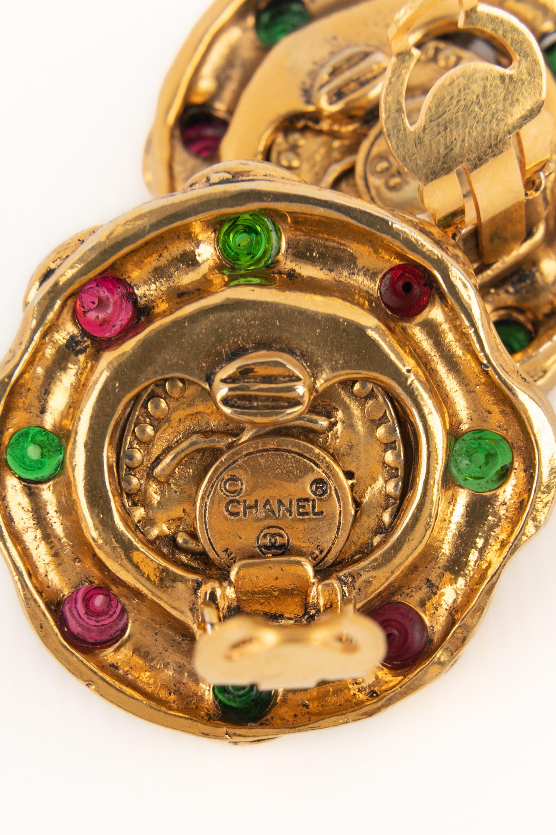 Orecchini Chanel in metallo dorato in vendita 1