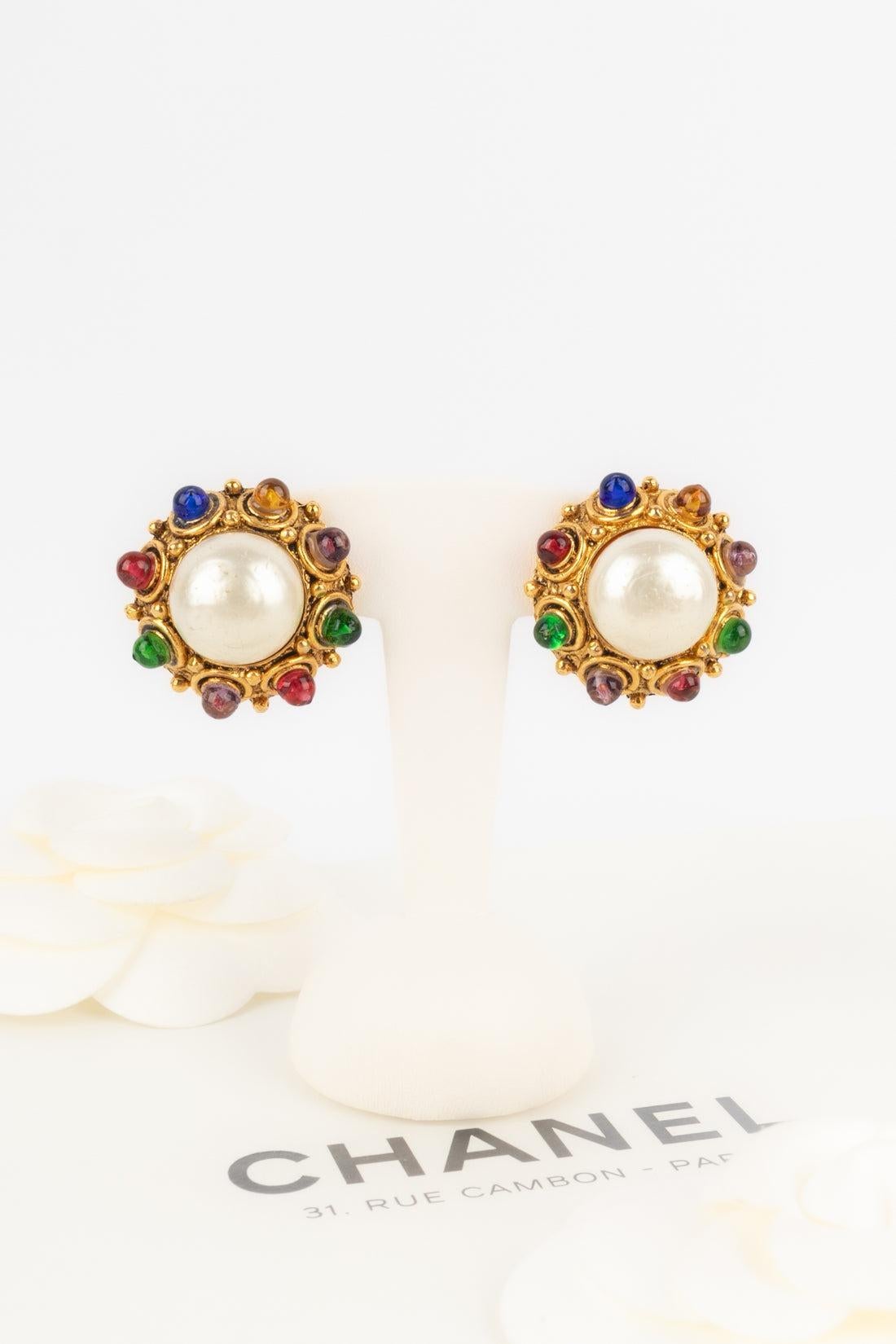 Orecchini Chanel in metallo dorato in vendita 4