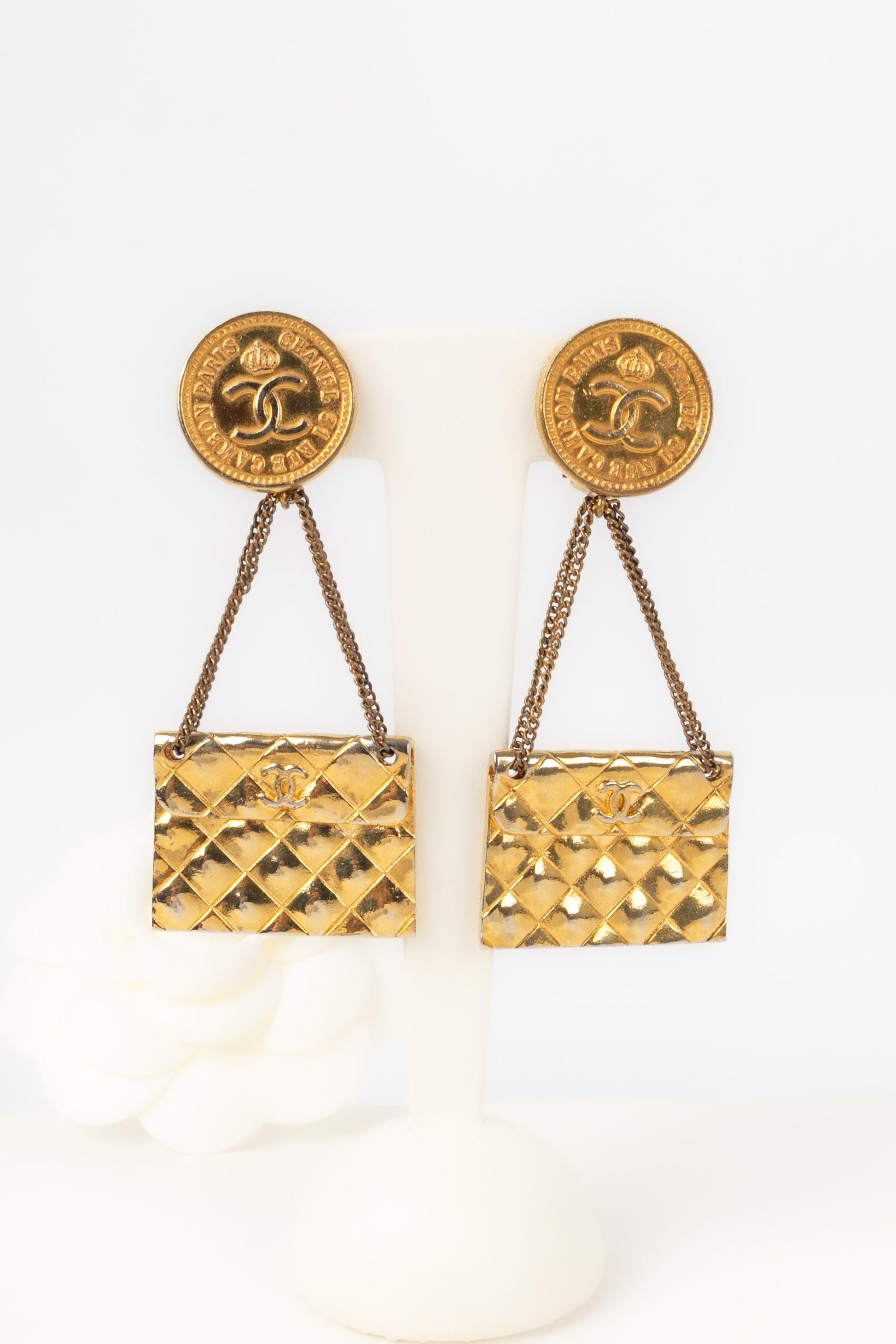 Chanel - Golden metal earrings.

Additional information:
Condition: Good condition
Dimensions: Length: 8 cm

Seller Reference: BOB167