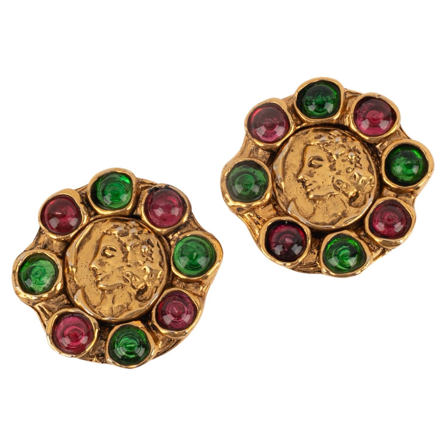 Pendientes Chanel de metal dorado