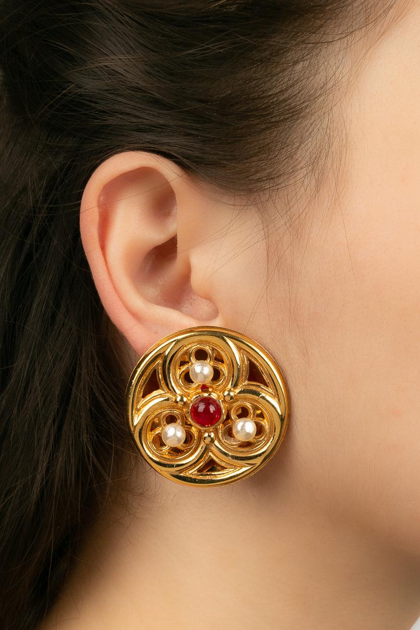 Chanel -Golden metal earrings, pearly pearls and red glass paste cabochons. Ready-to-wear collection Fall-Winter 1989.

Additional information:
Dimensions: Ø 4 cm
Condition: Very good condition
Seller Ref number: BOB101