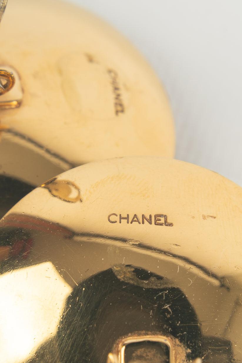 Chanel Goldene Metallohrringe, Perlen und rote Glaspastell-Cabochons aus Metall, Herbst 1989  im Angebot 2