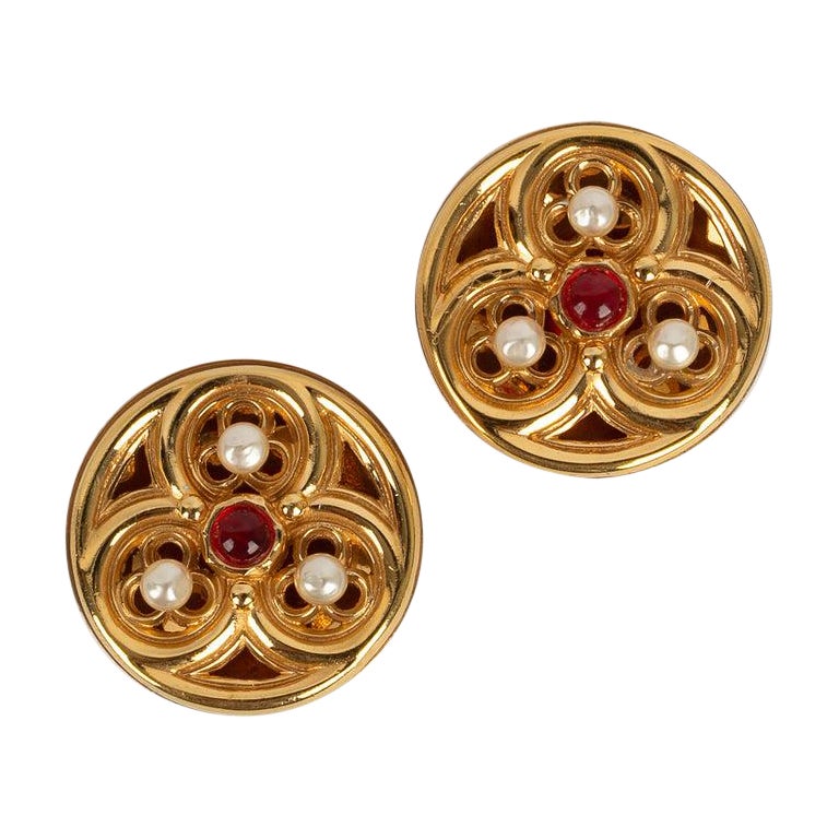 Chanel Pendientes de metal dorado, perlas y cabujones de pasta de vidrio rojo, Otoño 1989