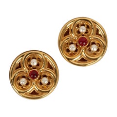 Boucles d'oreilles Chanel, perles et cabochons en pâte de verre rouge, automne 1989