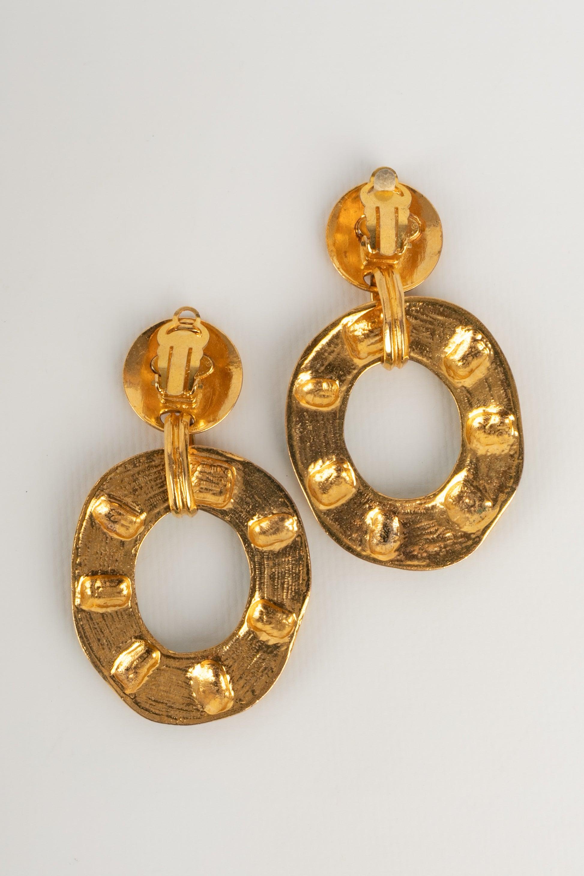 Chanel - (Made in France) Golden metal earrings with blue glass paste. Spring-Summer 1993 Collection.

Additional information:
Condition: Very good condition
Dimensions: Height: 8 cm

Seller reference: BOB165