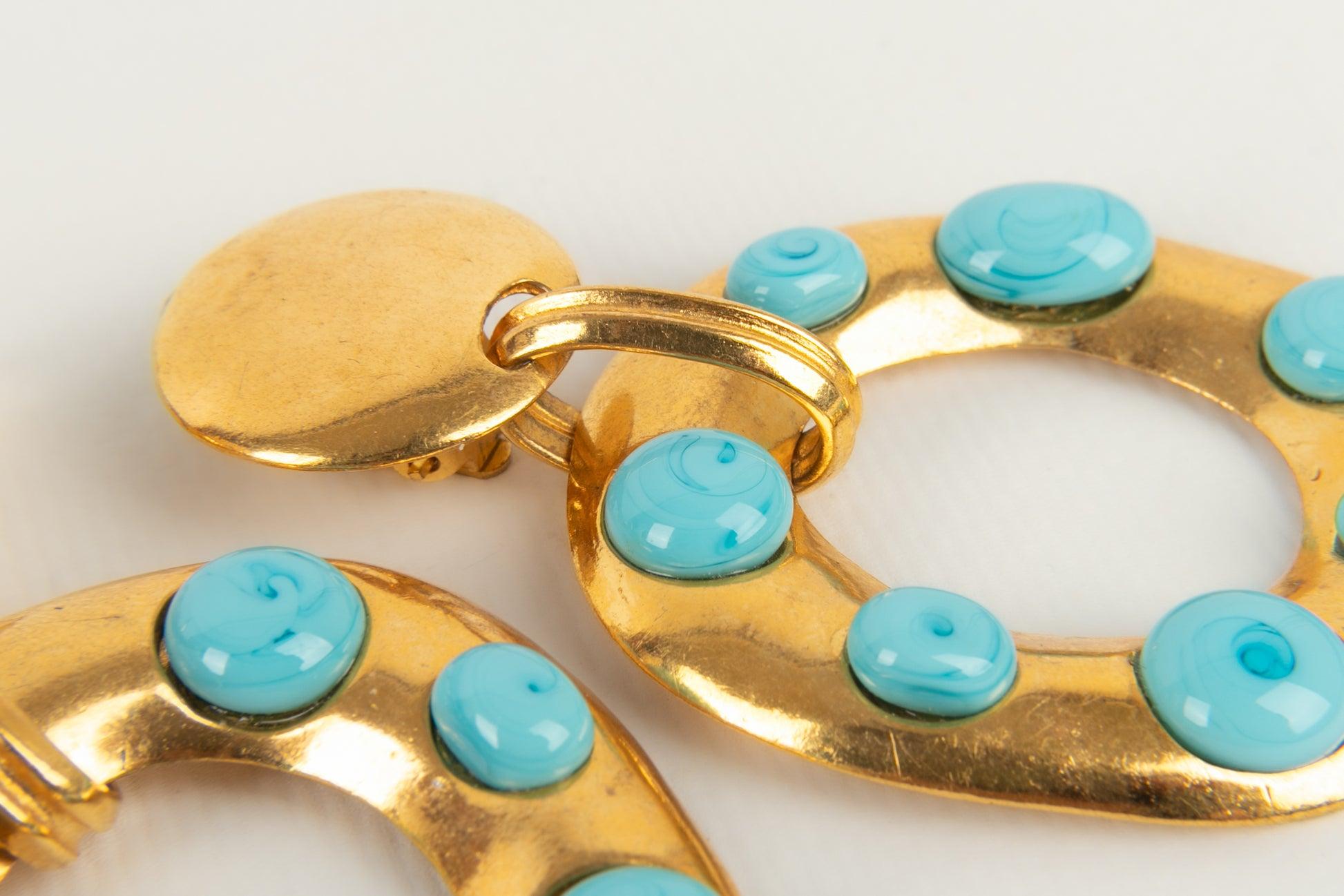 Chanel Golden Metal Earrings with Blue Glass Paste, 1993 In Excellent Condition For Sale In SAINT-OUEN-SUR-SEINE, FR