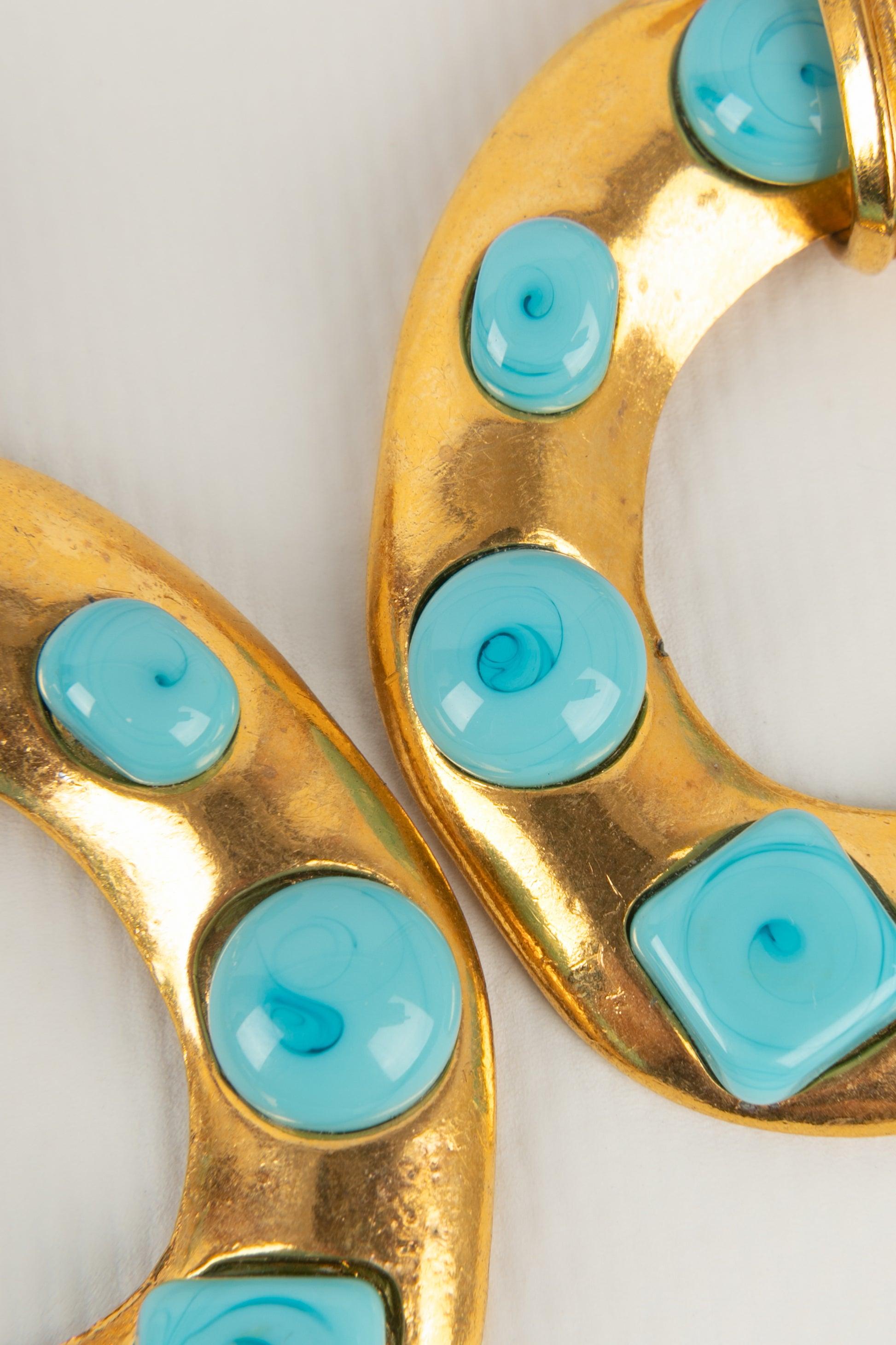 Boucles d'oreilles Chanel en métal doré avec pâte de verre bleu, 1993 Pour femmes en vente