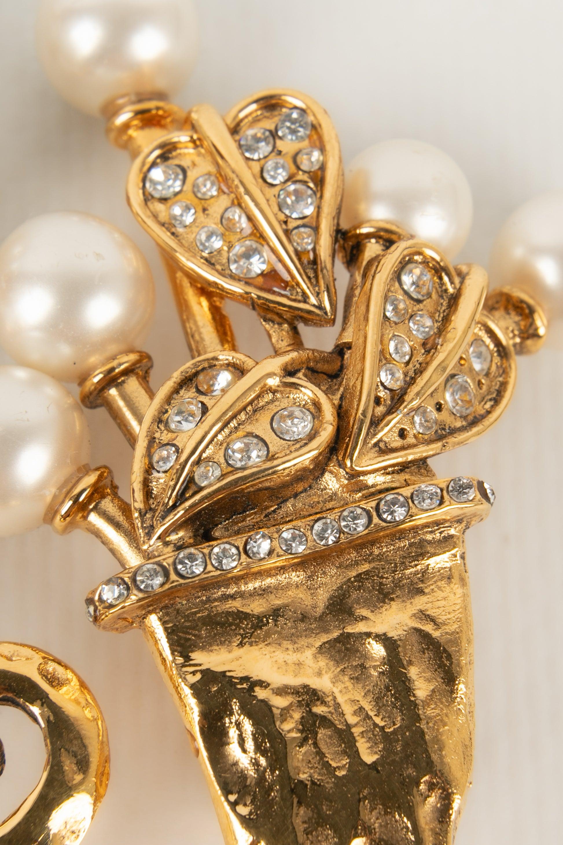 Chanel Goldene Metallohrringe aus Metall mit Kostümperlen und Strasssteinen im Zustand „Hervorragend“ im Angebot in SAINT-OUEN-SUR-SEINE, FR