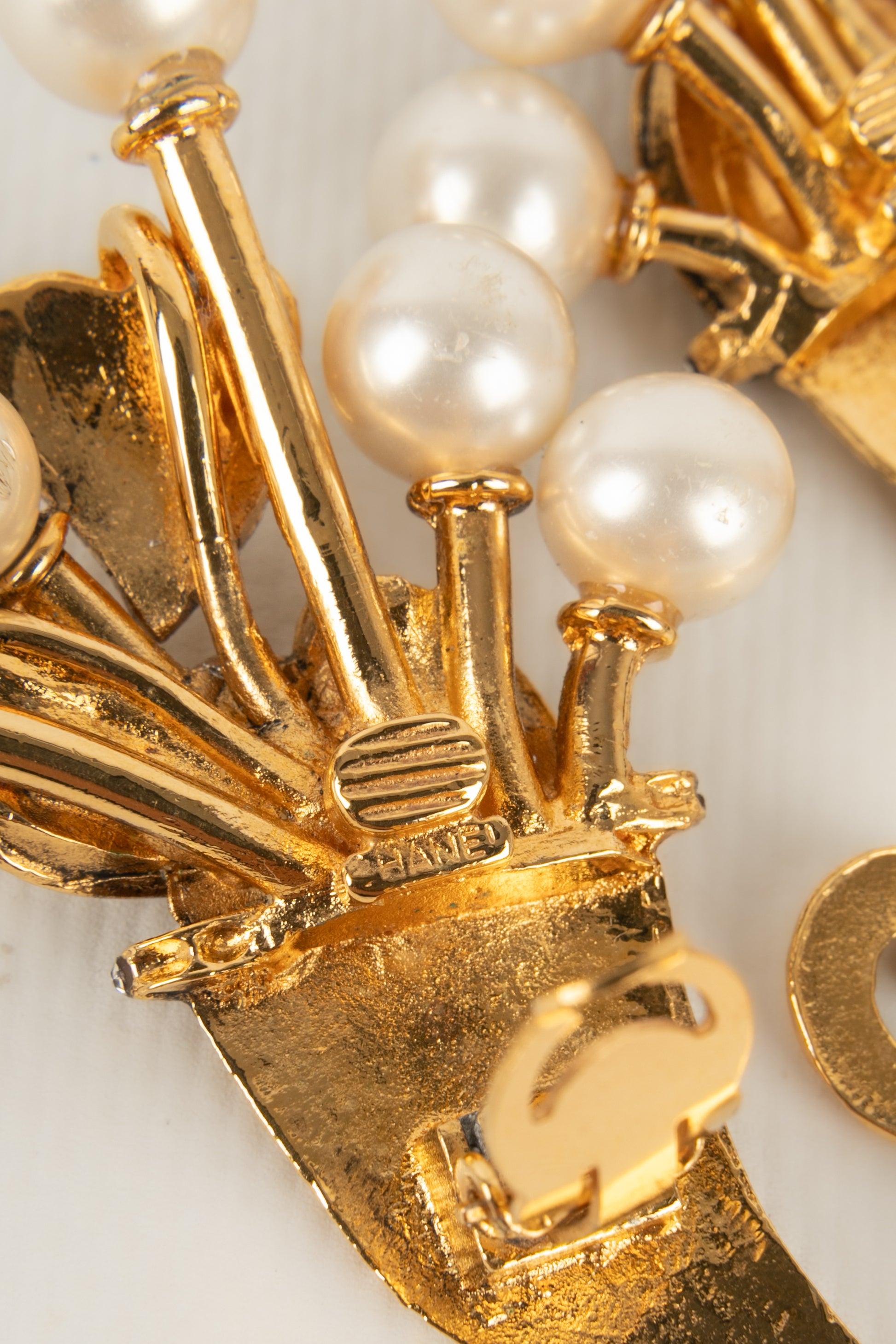 Chanel Goldene Metallohrringe aus Metall mit Kostümperlen und Strasssteinen im Angebot 1
