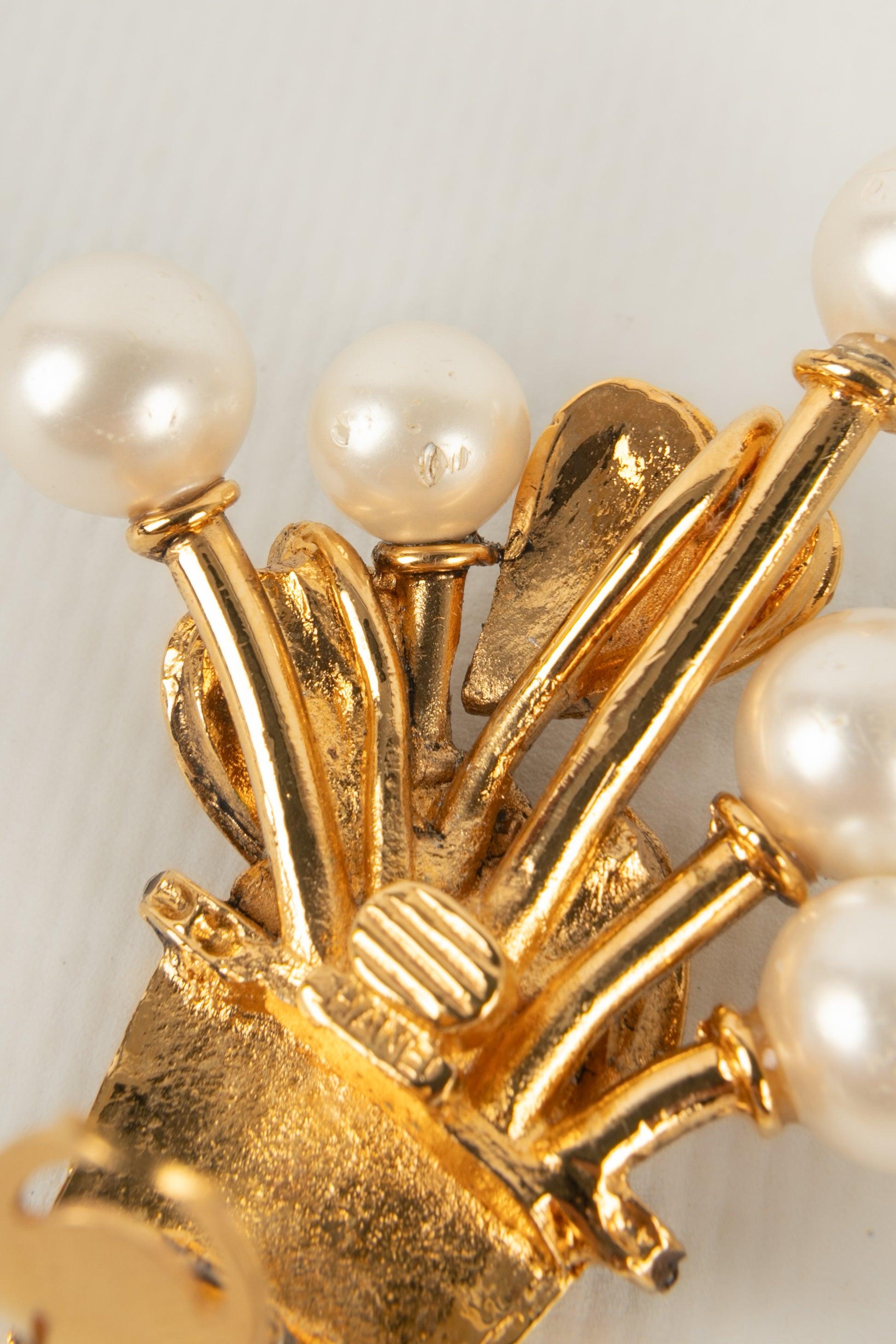 Chanel Goldene Metallohrringe aus Metall mit Kostümperlen und Strasssteinen im Angebot 2