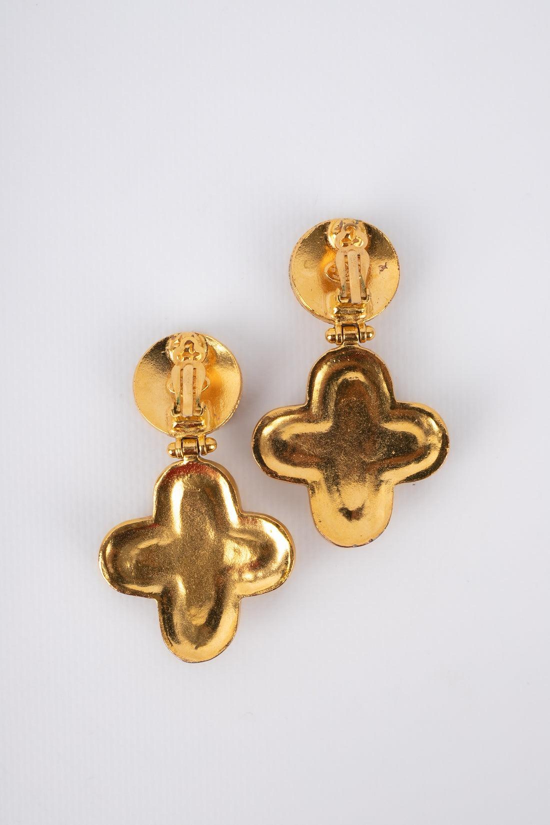 Boucles d'oreilles Chanel en métal doré avec cabochons de perles fantaisie, 1994 Excellent état à SAINT-OUEN-SUR-SEINE, FR