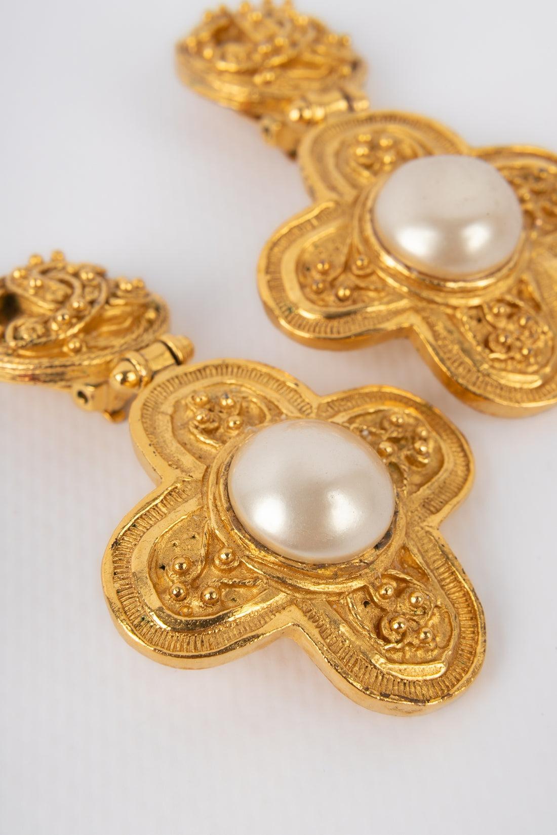 Boucles d'oreilles Chanel en métal doré avec cabochons de perles fantaisie, 1994 1