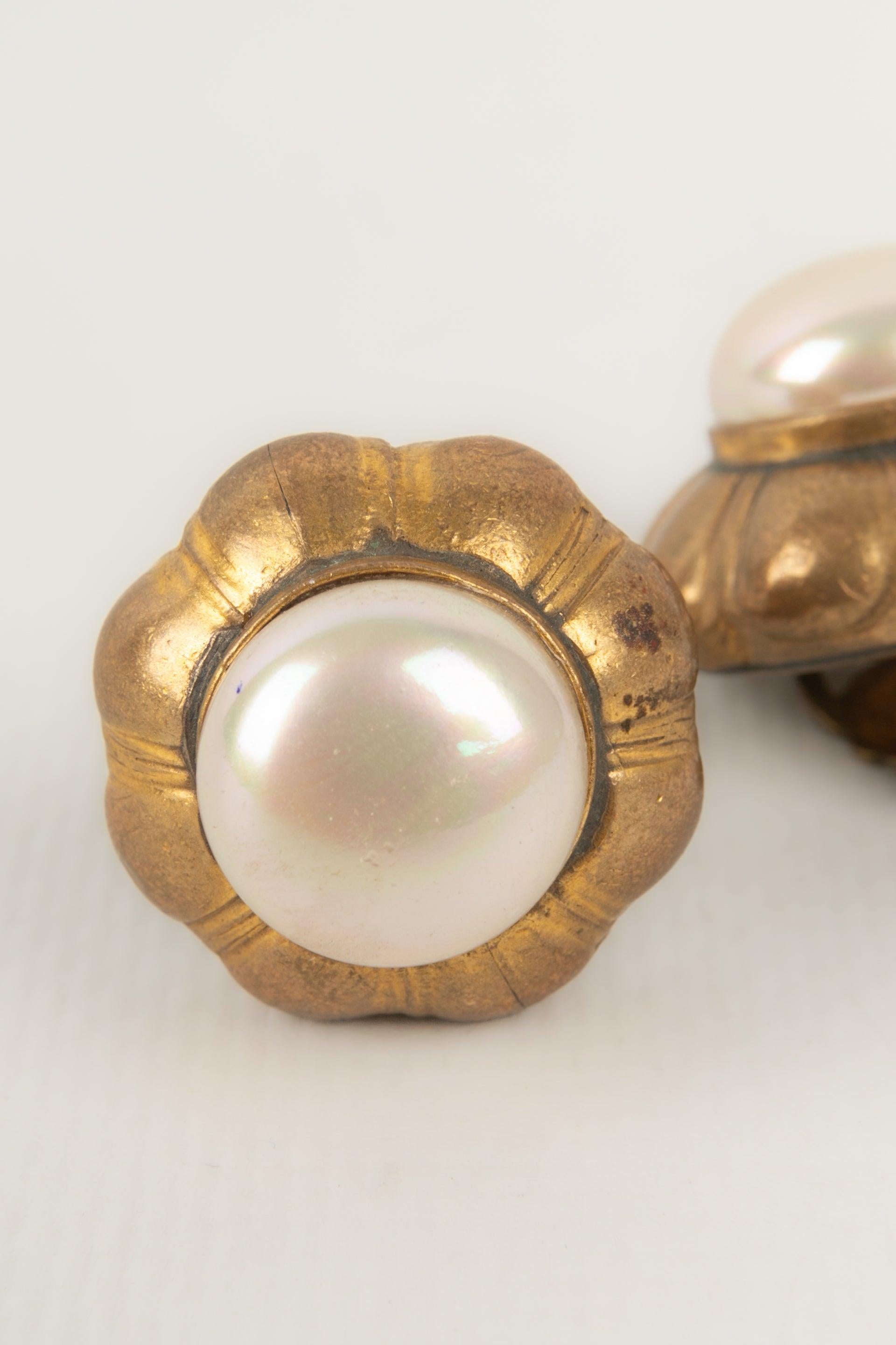Chanel Goldene Metall-Ohrringe mit kostbaren Perlen-Cabochons im Zustand „Hervorragend“ im Angebot in SAINT-OUEN-SUR-SEINE, FR