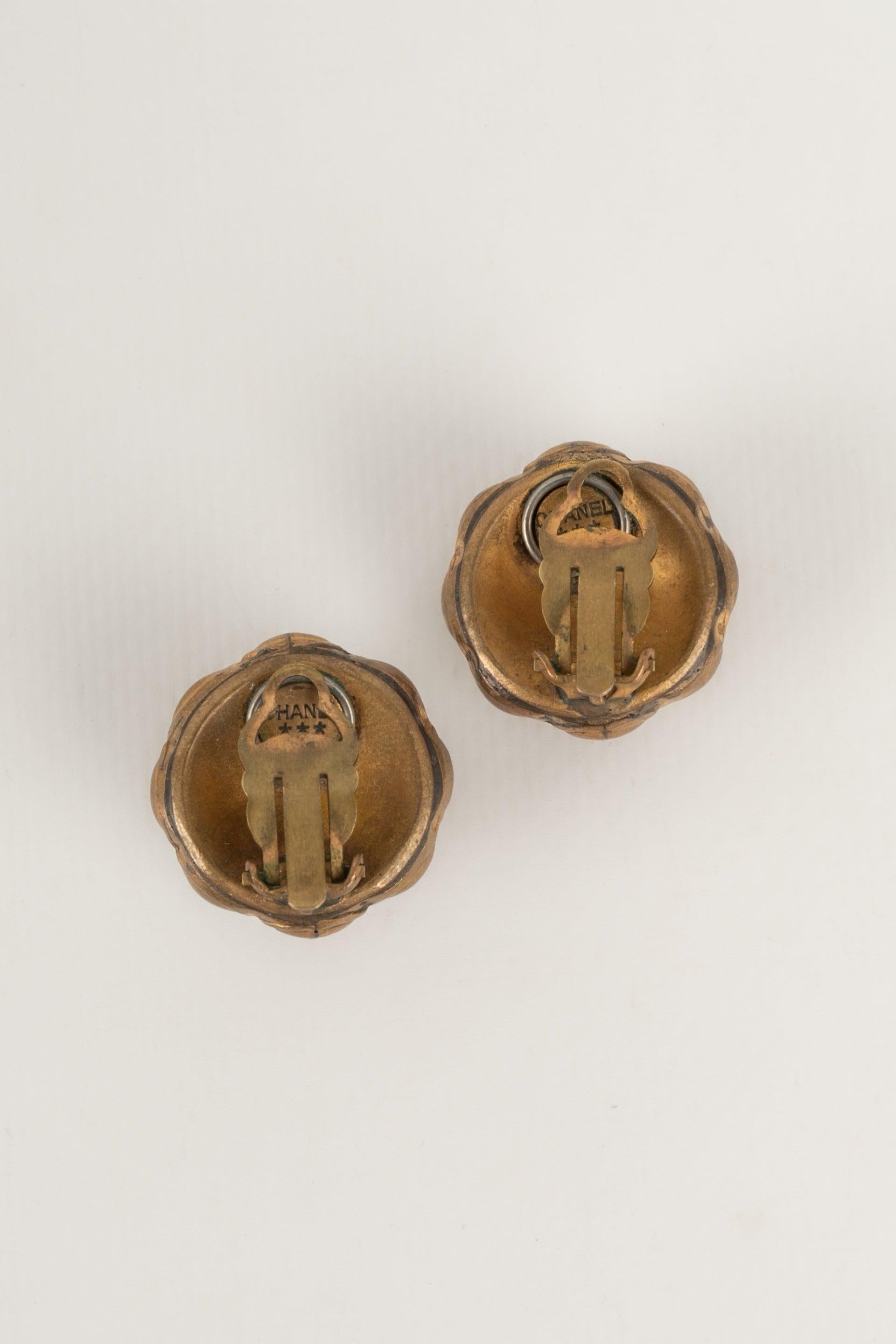 Chanel Goldene Metall-Ohrringe mit kostbaren Perlen-Cabochons Damen im Angebot