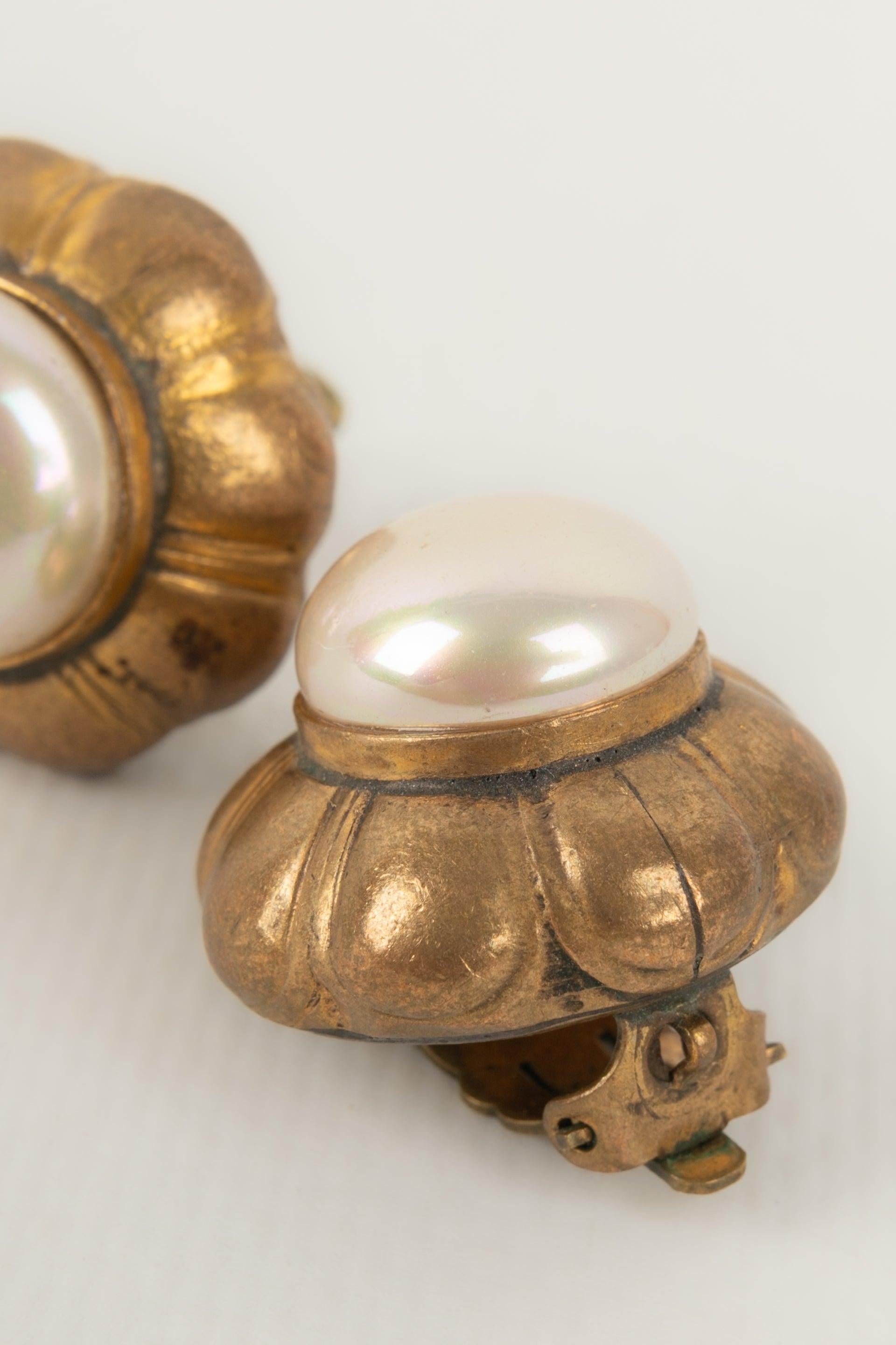 Chanel Goldene Metall-Ohrringe mit kostbaren Perlen-Cabochons im Angebot 1