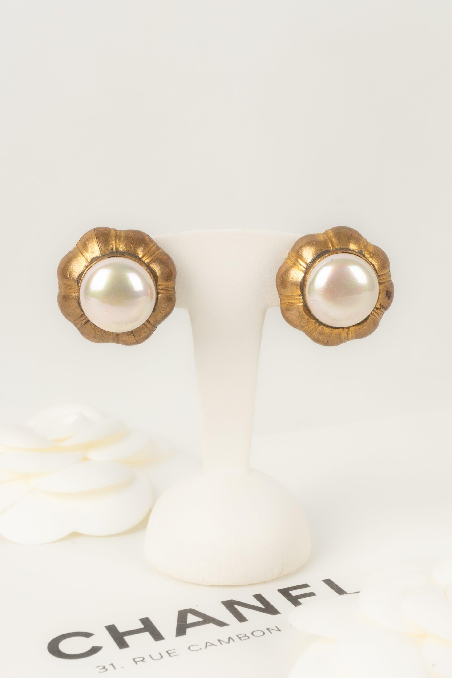 Chanel Goldene Metall-Ohrringe mit kostbaren Perlen-Cabochons im Angebot 3