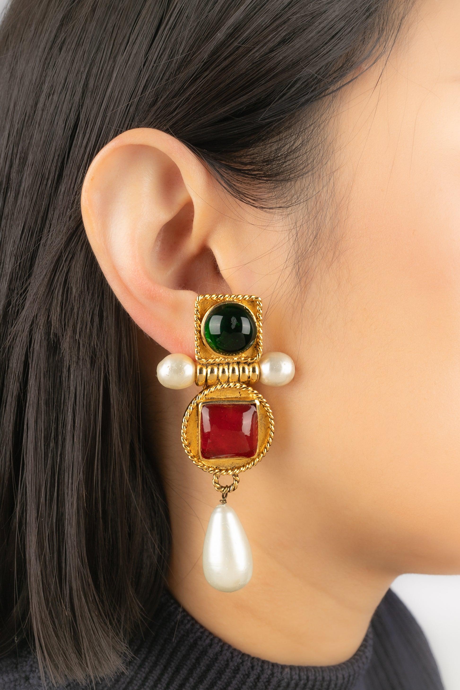 Chanel - (Made in France) Golden metal earrings with glass paste and pearly drops. 1990-1991 Fall-Winter Collection, under the artistic direction of Karl Lagerfeld.

Additional information:
Condition: Very good condition
Dimensions: Height: 8