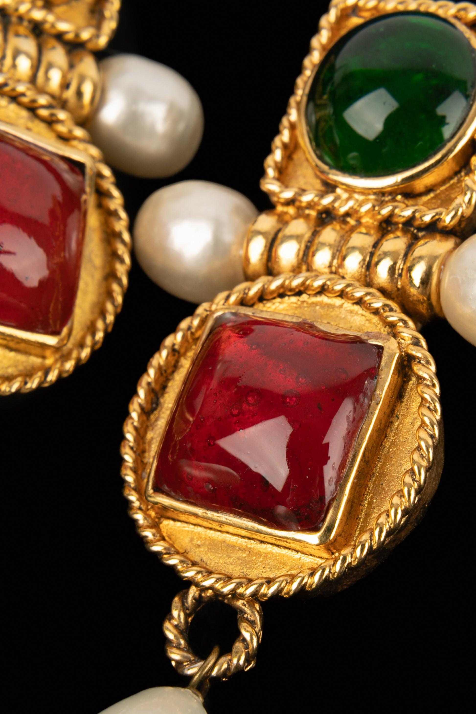 Chanel Golden Metal Earrings with Glass Paste and Pearly Drops, 1990 In Excellent Condition For Sale In SAINT-OUEN-SUR-SEINE, FR