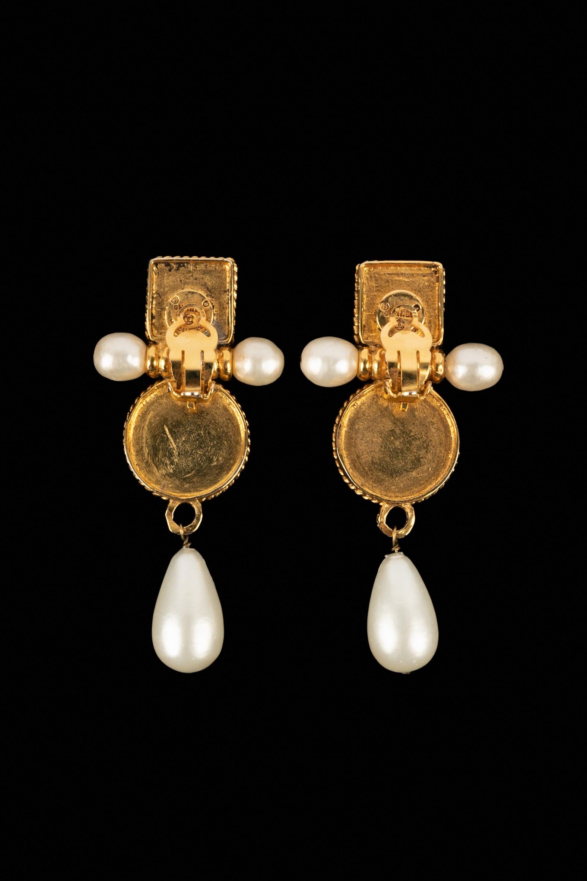 Chanel Golden Metal Earrings with Glass Paste and Pearly Drops, 1990 For Sale 1