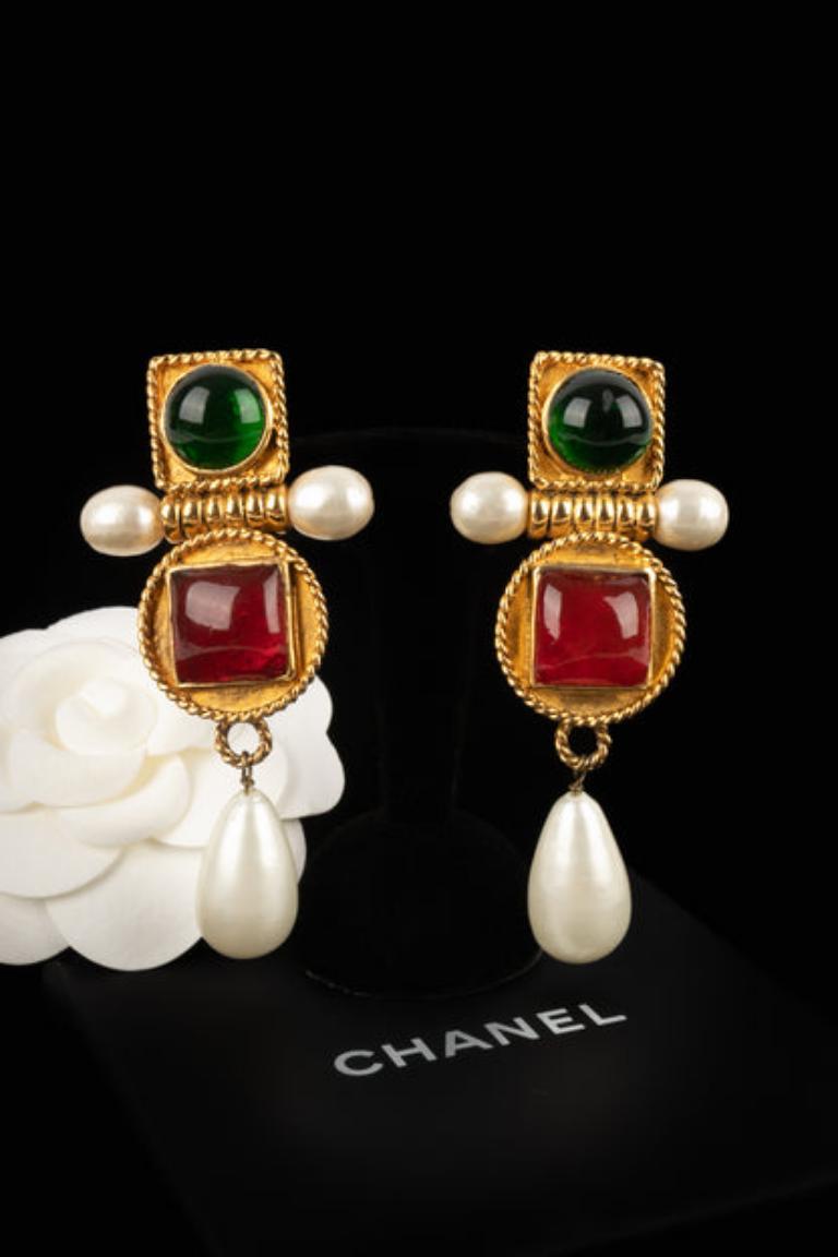 Chanel Golden Metal Earrings with Glass Paste and Pearly Drops, 1990 For Sale 2
