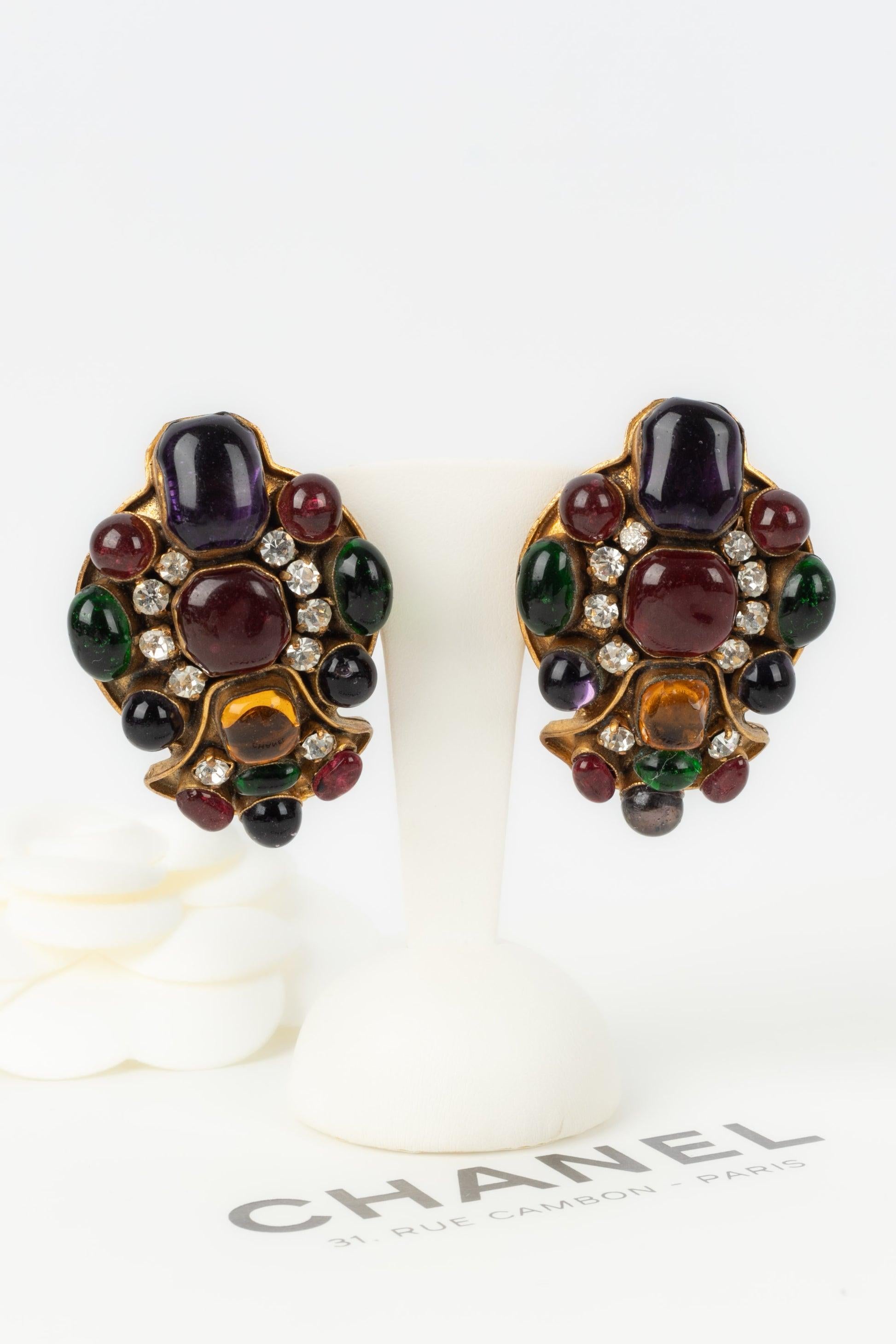 Chanel - (Made in France) Golden metal earrings with glass paste and rhinestones. Fall-Winter 1993 Collection. Gripoix Atelier for the House of Chanel.

Additional information:
Condition: Very good condition
Dimensions: Height: 4.5 cm

Seller