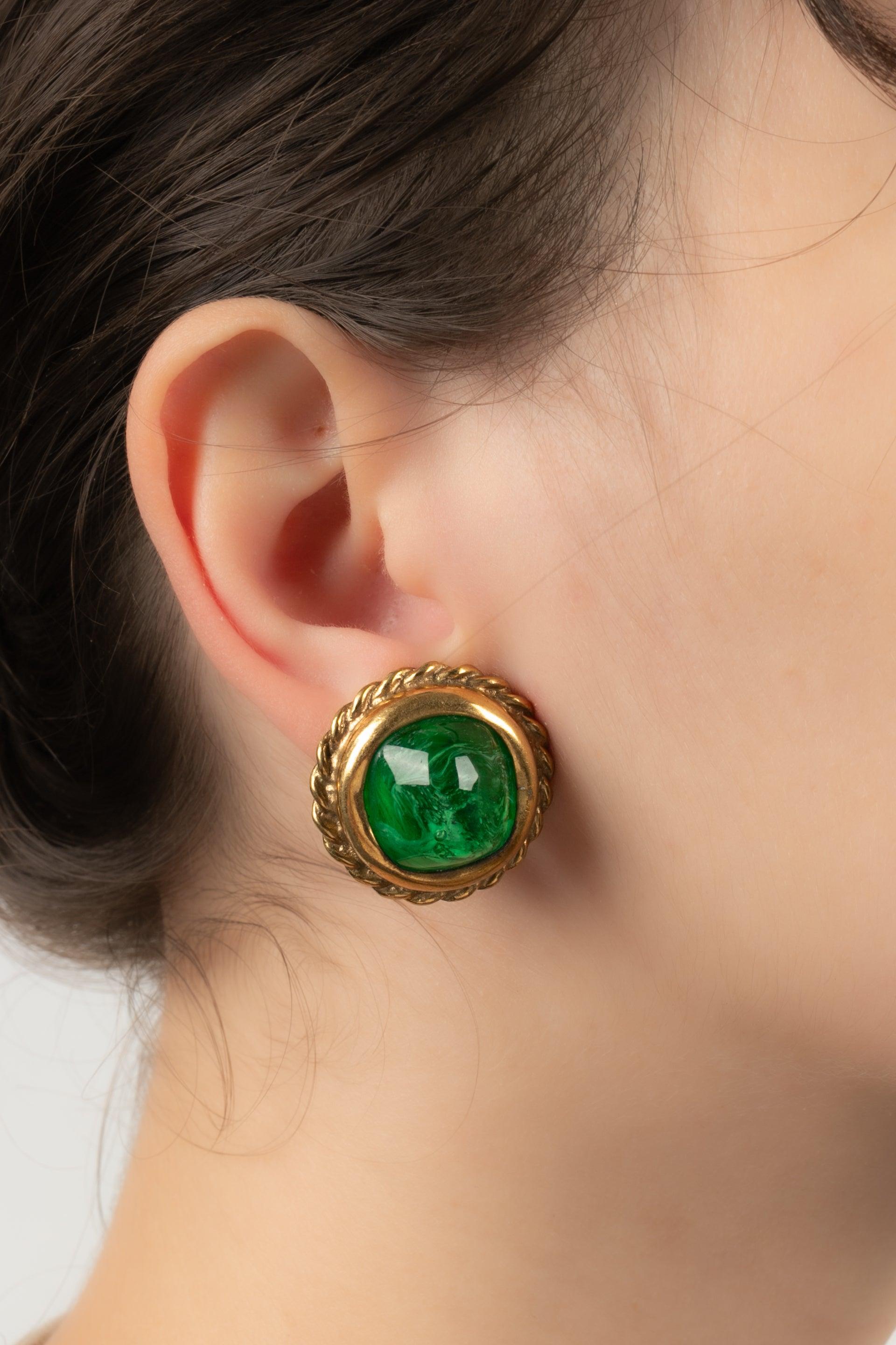 Chanel - Golden metal earrings with glass-paste cabochons.

Additional information:
Condition: Very good condition
Dimensions: Diameter: 2.5 cm

Seller Reference: BOB237
