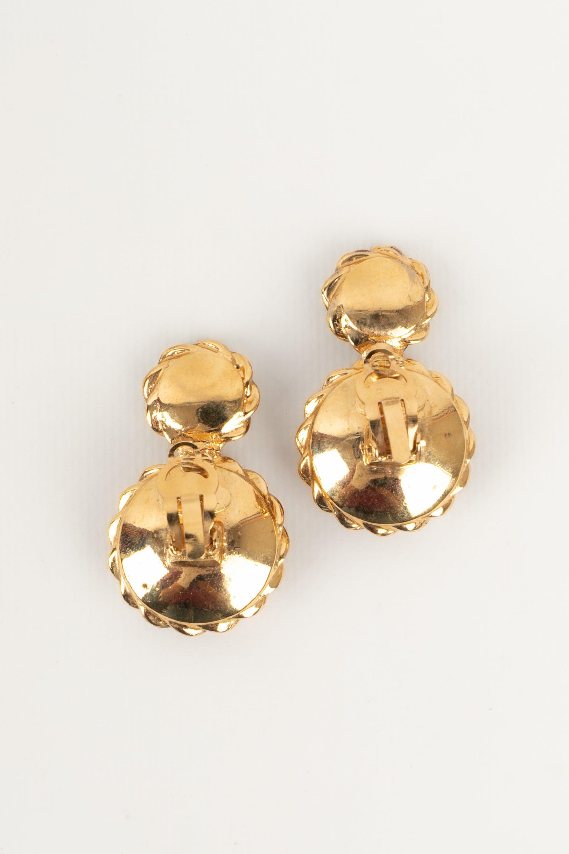 Chanel Goldene Metallohrringe mit Glas-Paste-Cabochons aus Metall Damen im Angebot