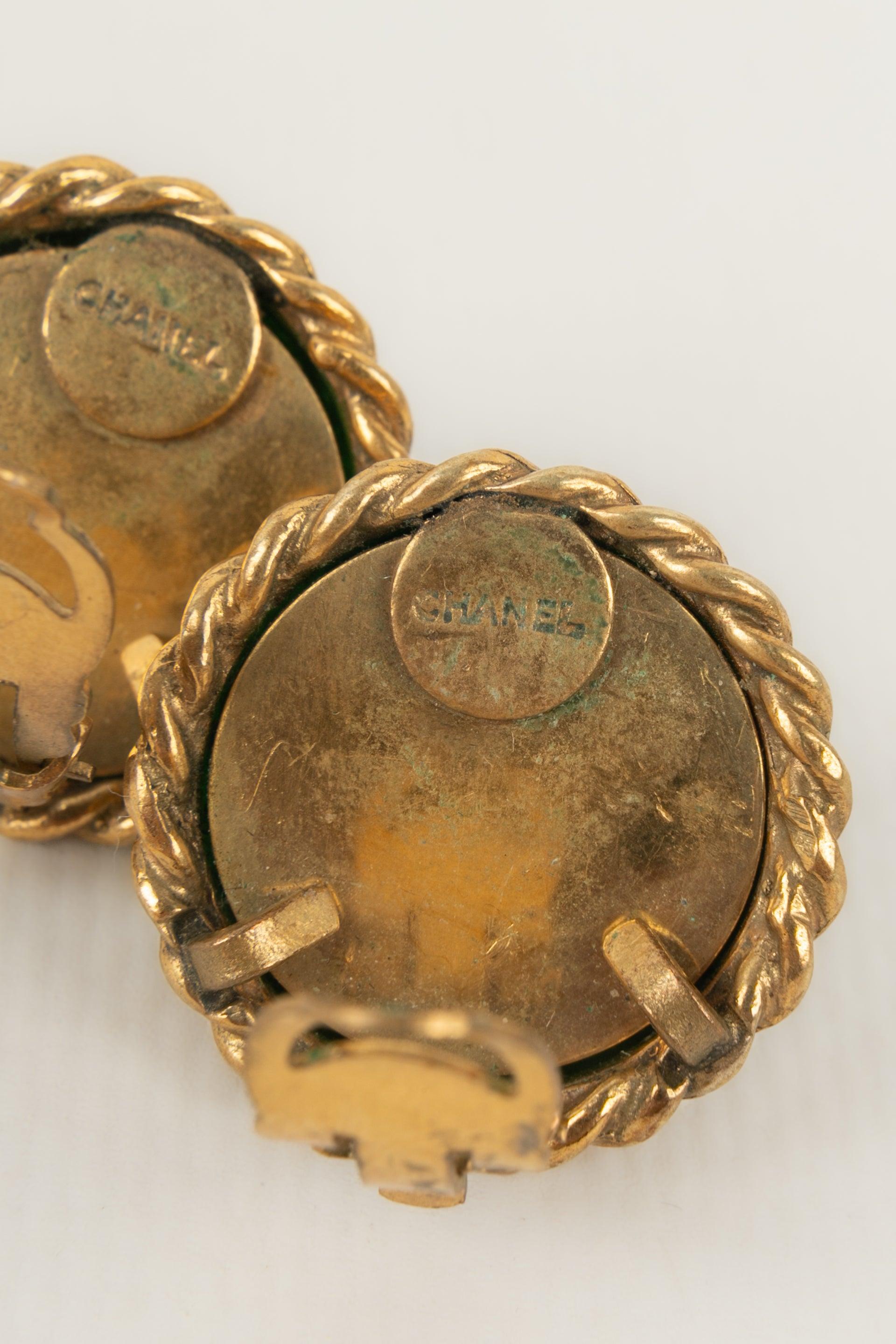 Chanel Goldene Metall-Ohrringe mit Glaspaste Cabochons im Angebot 1