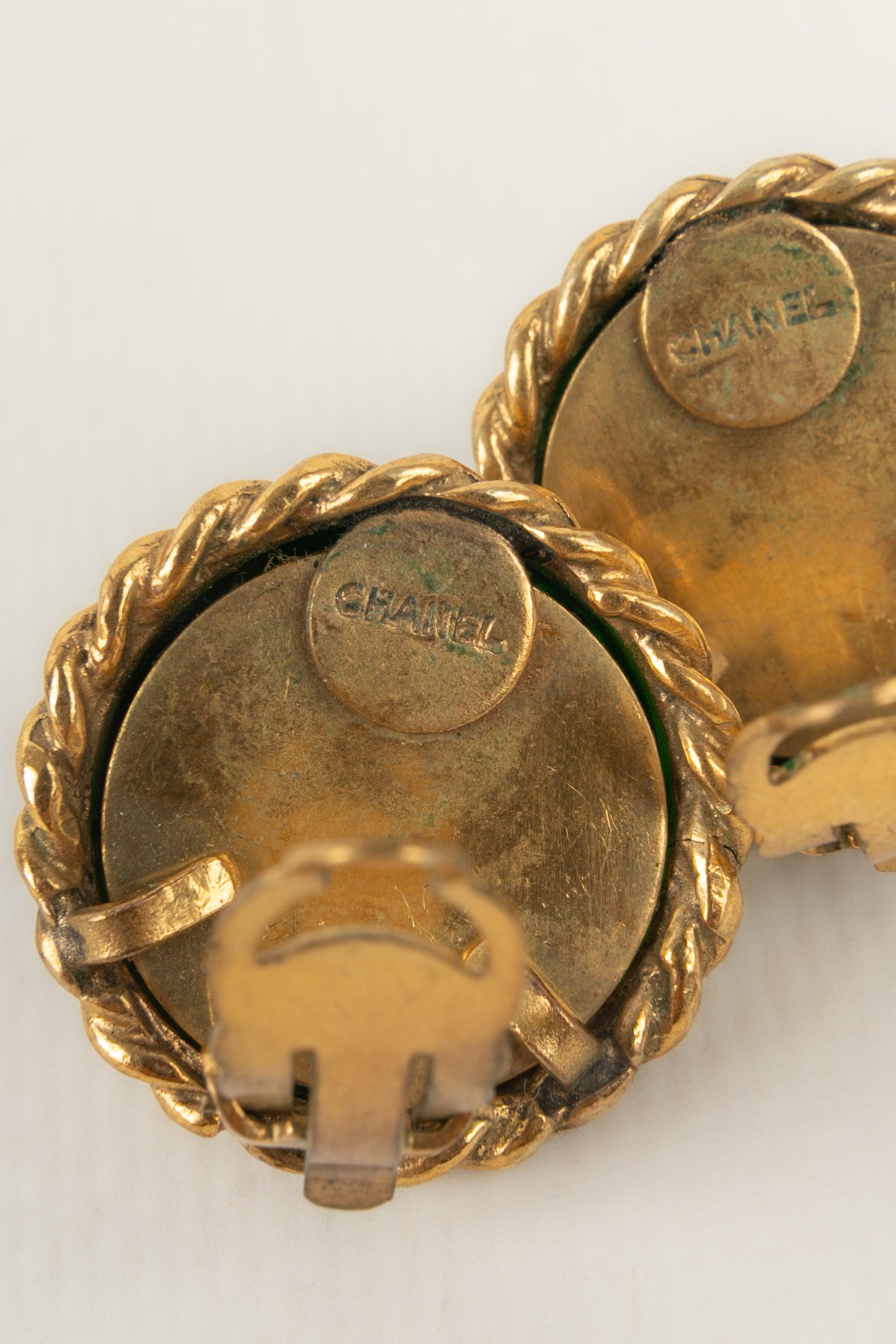 Chanel Goldene Metall-Ohrringe mit Glaspaste Cabochons im Angebot 2